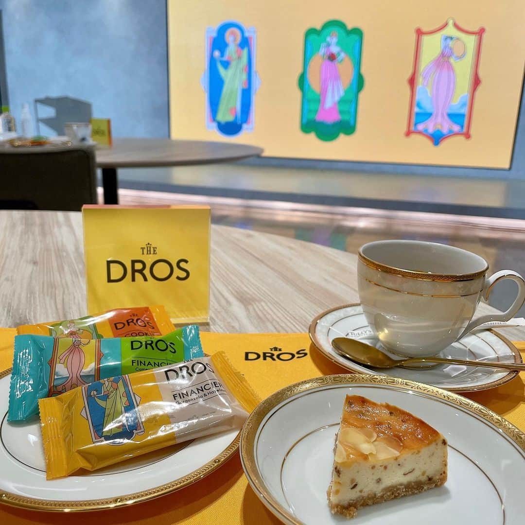 大庭絃子さんのインスタグラム写真 - (大庭絃子Instagram)「6/26(月)「グランスタ東京」にnewオープンする「THE DROS」の試食会へひと足お先にお伺いしました✨ ⁡ チーズ×木の実の黄金バランスで、様々な食感が楽しめるチーズスイーツ。濃厚なゴルゴンゾーラ、カマンベール✖️レモンなど爽やかで、美味しい組み合わせでやみつきになります。 ⁡ ・フィナンシェ(ゴルゴンゾーラ&ヘーゼル) ・ベイクドチーズケーキ(クリームチーズ&アーモンド) ・クッキー(ゴルゴンゾーラ&アーモンド) ・フィナンシェ(カマンベール&レモン)*季節限定 ⁡ ⁡ 紅茶やコーヒーとはもちろん、お酒とのマリアージュも🥃🩷 駅ナカで購入できるので、オープンしたらお伺いしたいな♡ ⁡ ⁡ #dros #ドロス#thedros #東京駅土産#東京駅#チーズスイーツ#焼き菓子ギフト#差し入れスイーツ #駅ナカ土産#pr #インフルエンサーワークス #黄金比スイーツ」6月22日 20時03分 - itokooba