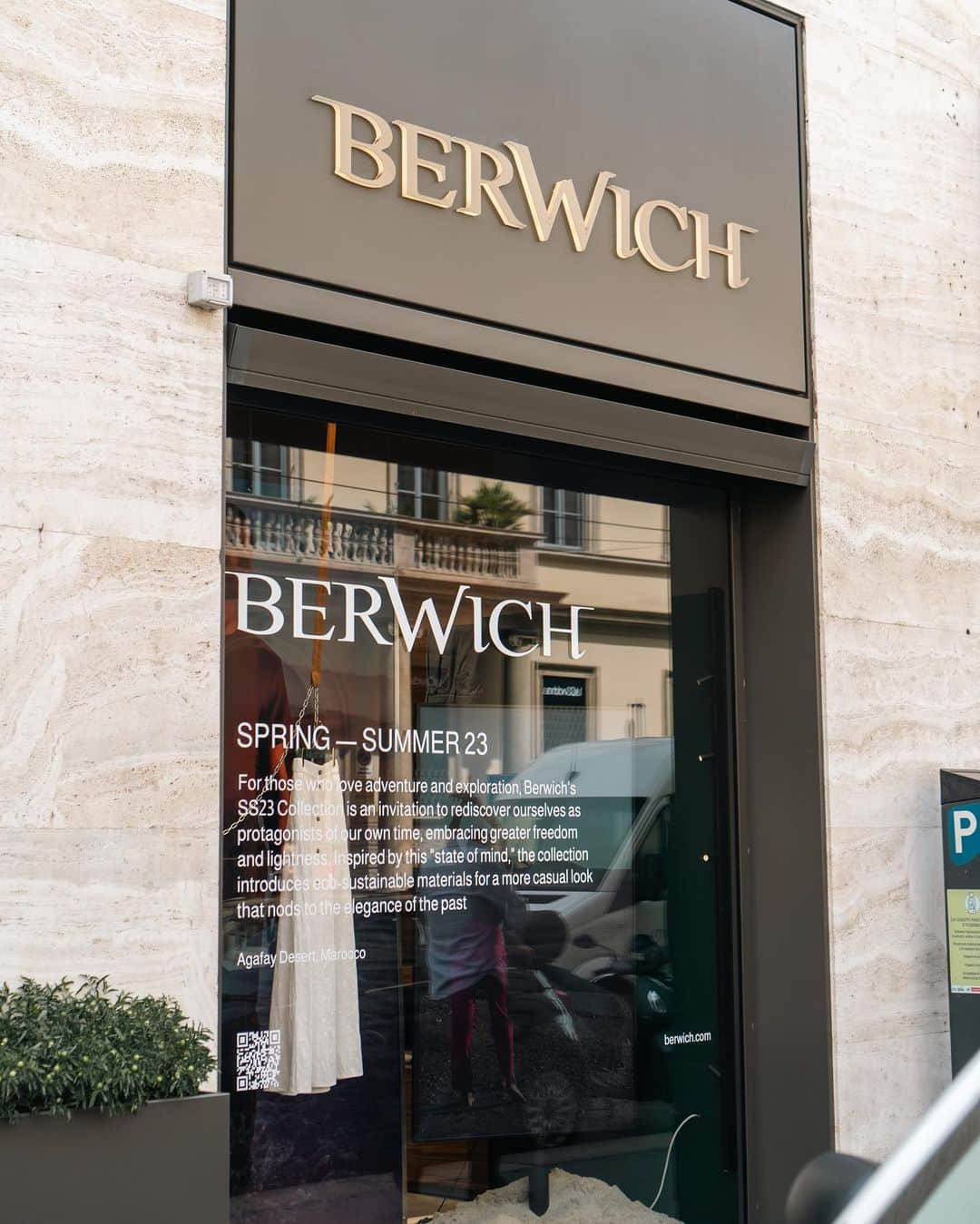 高田朋佳さんのインスタグラム写真 - (高田朋佳Instagram)「ミラノ最終日は”BERWICH”ミーティング。 ミラノ中心街にお店も構えて、人気・名実共にますます好調な良いブランドに成長しています。 マッシモはこの日の朝ミラノ入り、僕はこの後帰国とお互い飛行機に乗るスポーティな服装でしたが、来春夏に向けて良い打ち合わせが出来ました。 WEARLNESS ではたまたま見つけた雰囲気が良さそうで履いてみたレディースのリラックスパンツがとても良くて、これをどう料理するか考え中。(最後の写真) お楽しみに!!  When I go on a trip, I always feel how important it is to meet, talk, see, touch, and feel the mood in order to create good clothes. Thank you to everyone who took care of me on this trip. See you!!  @berwich_pants @wearlness  #berwich #wearlness #mfw」6月22日 19時55分 - tomoyoshi_takada