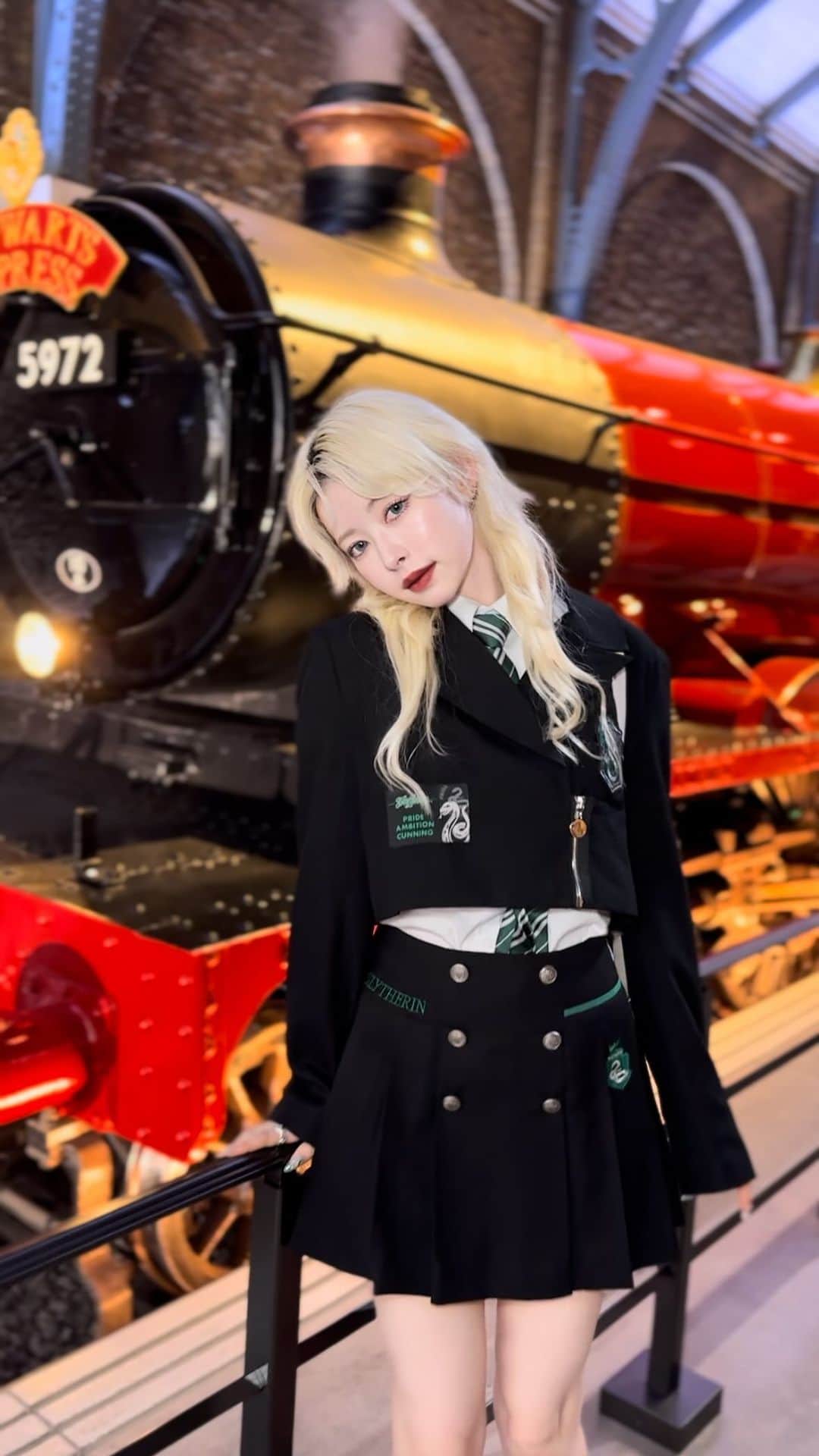 南向いずみのインスタグラム：「𝐏𝐚𝐫𝐭 𝟐 #ワーナーブラザーズ #ワーナーブラザーズスタジオツアー #ワーナーブラザーズスタジオツアー東京 #ハリポタツアー #ハリポタ #ハリーポッターの世界 #ハリーポッター #ハリーポッターコーデ #スリザリン #スリザリンコーデ #制服 #ブロンド #ブロンドヘアー#無加工 #アイドル #japaneseidol #idol #japanesegirl」