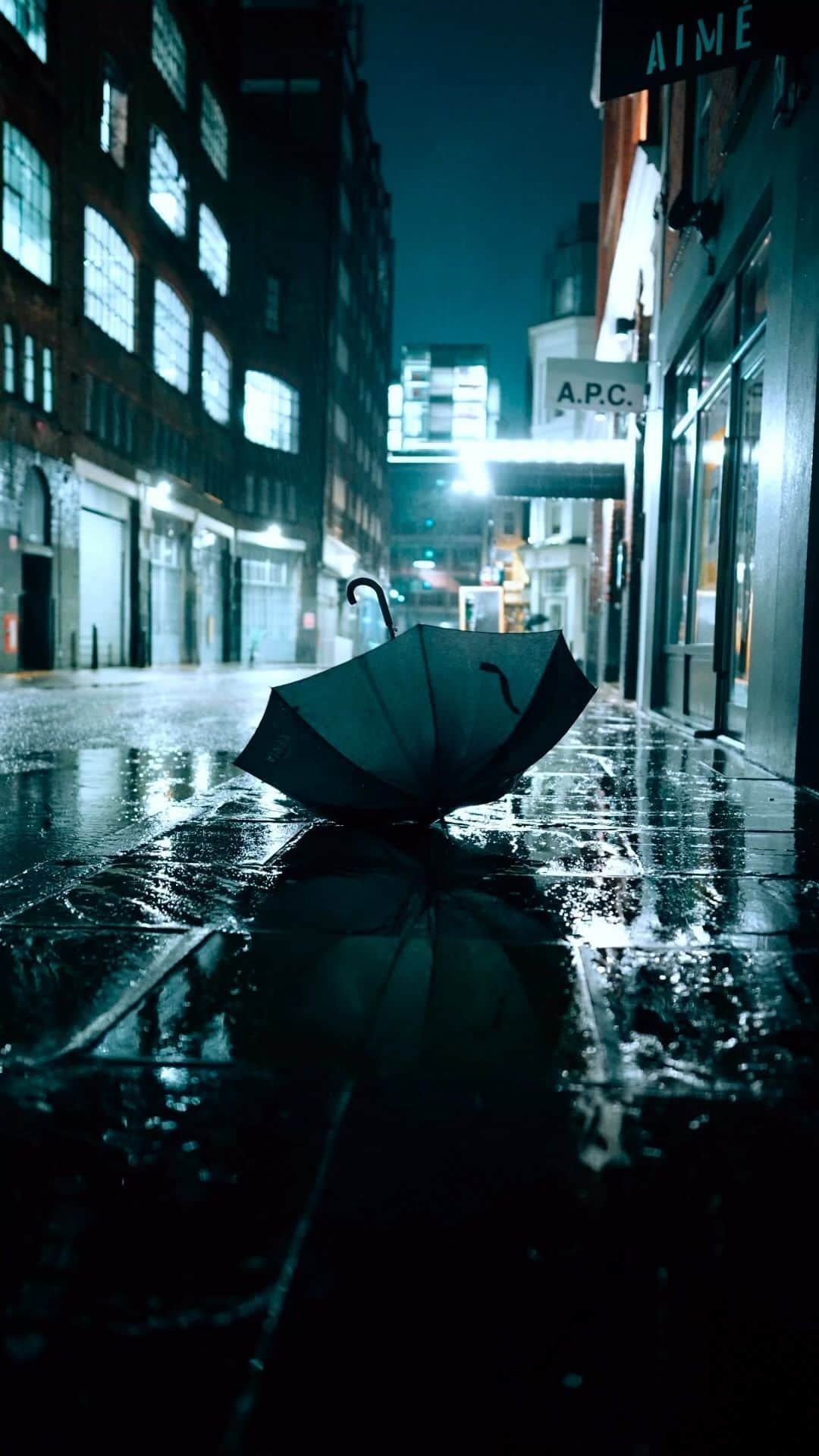 Thomas Kakarekoのインスタグラム：「Throwback to rainy London nights 🇬🇧  #london」