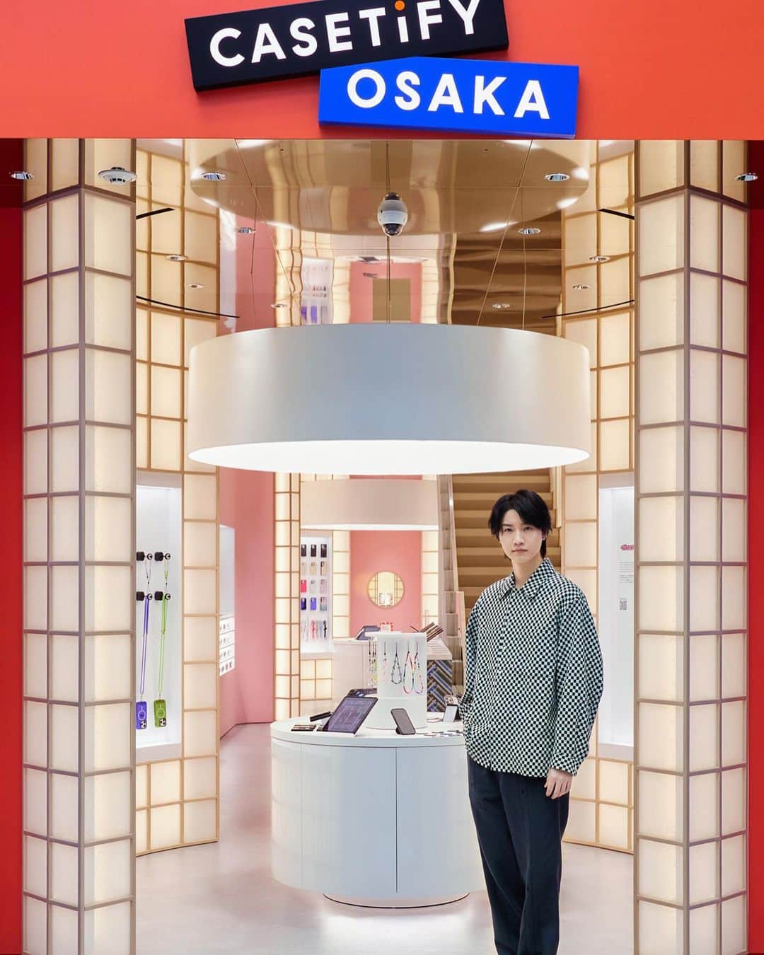 桜田通さんのインスタグラム写真 - (桜田通Instagram)「CASETiFY  ブランド初となるフラッグシップストア 『CASETiFY OSAKA』が6/23(金)にグランドオープンします！  建築家アンドレ・フー氏によってストアデザインがされていて、日本の伝統やクラフトマンシップへの敬意が表現されているそうです！ スマホケースやテックアクセサリーなどの近未来感と、障子などの和風な世界観が合わさっていてとても魅力的でした✨  そしてストアではその場でカスタムケースが作成可能なので、自分だけのオリジナルカスタマイズから、既に完成されている可愛い&かっこいいアイテムなどどちらも揃っているので、好みによって選択が可能です😌 サステナブルの取り組みの一環として、リサイクルボックスもありました✨  僕も普段からCASETiFYのスマホケースを愛用していたので、今日は念願の初のフラッグシップストアに来ることができて本当に嬉しかったです！ これからまたCASETiFYさんと叶えてみたいこともあるので、実現できるように僕も日々頑張っていきます🔥  大阪の心斎橋に誕生した注目度最高のスポットで間違いないです！ お近くの方も、旅行で大阪に来た方も、是非遊びに行ってみて下さいね🌟 僕もカスタマイズしたスマホケースに新調したのですが、やっぱり気分が上がります❣️  @casetify_jp @casetify #CASETiFYOSAKA #CASETiFY #ShowYourColors」6月22日 19時56分 - dorisakurada