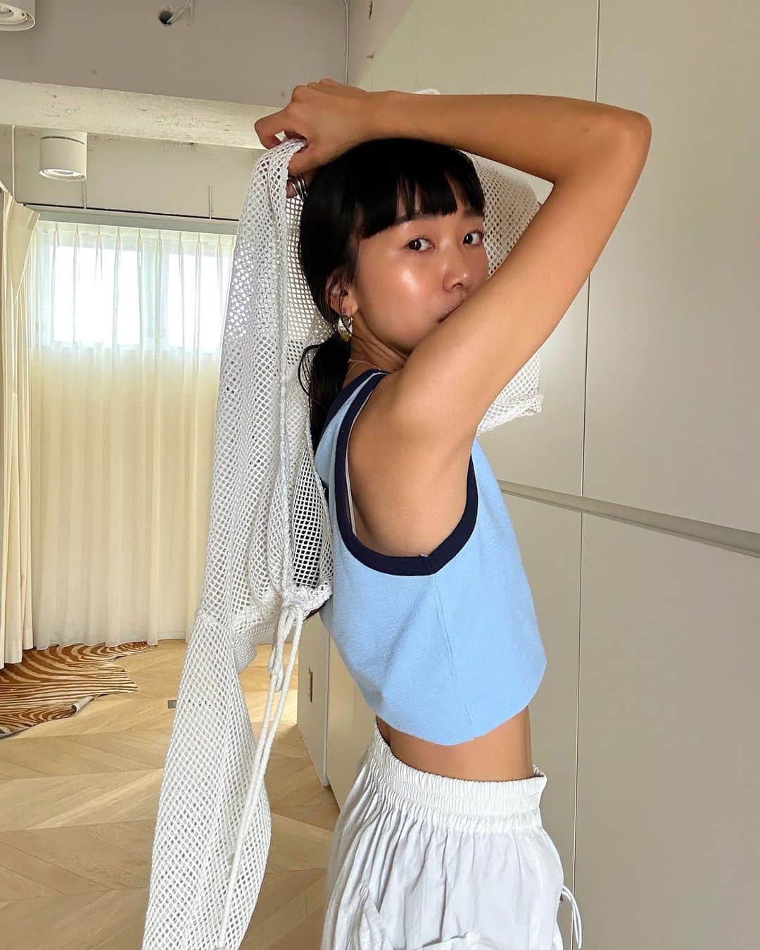 のインスタグラム：「#searoomlynn 今週も可愛いアイテムが色々入荷していた🌈 バイカラーなタンクトップは それだけで様になる👍🏽 ジャージーパンツにはブラウスかシャツがおすすめ♡ 万能バケットハットはどのカラーも 間違いなく使えるけれど ミックスに惹かれるね〜😎ｵｽｽﾒ  #カラーファッション#カジュアル服」