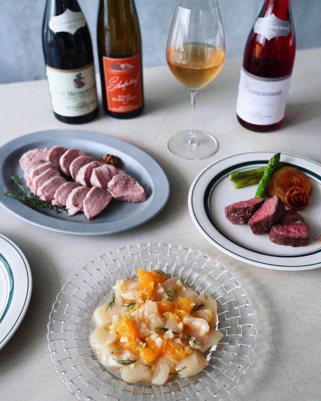 のインスタグラム：「. 希少なワインを楽しめる専門店 「WINE MARKETPARTY」 @winemarketparty_yebisu   恵比寿ガーデンプレイスに店舗があってちょくちょく伺うのですが、ソムリエが選んだ専門性の高いフランスワインからカジュアルなデイリーワインまで幅広く取り扱っていてとってもおすすめのお店🤗  ボトル何本か買うと重くなるからネットでも購入もしていて、今回 ⚫︎シファーコフリースリング ⚫︎タヴェルロゼ ⚫︎クローズエルミタージュルージュ の、“ローヌの巨匠シャプティエの逸品3本セット" を頼んでみました✨  前菜のホタテのマリネに合わせて白ワインを開けたのですが、ミネラルを感じる辛口の白ワインでとっても美味しかった😍  ロゼは赤いさくらんぼを感じさせる力強いワインで、色も綺麗だし飲むと香りがふわっと広がるのが👍 和洋中どのジャンルにも合いそうなお味😋  お肉に合わせて開けた赤ワインはボリューム感と丸みがあってこちらも好みでした😍  飲み比べるのも楽しくて、普段自分でチョイスすると似たような感じになってしまうので、こういうセレクトのセットがあると挑戦できて新たな発見があって面白い😆✨  . . . .  #winemarketparty_yebisu #恵比寿ワインマートオンライン #ワインのある暮らし#恵比寿 #ワイン飲み比べ #ワイン好きな人と繋がりたい#ワイン好きと繋がりたい#ワインスタグラム＃ワインペアリング#foodieworks ＃ホームパーティー #家飲み #ローストポーク #ステーキ #カルパッチョ #とうもろこしのフリット #低温調理 #ホムパ #アペロ」