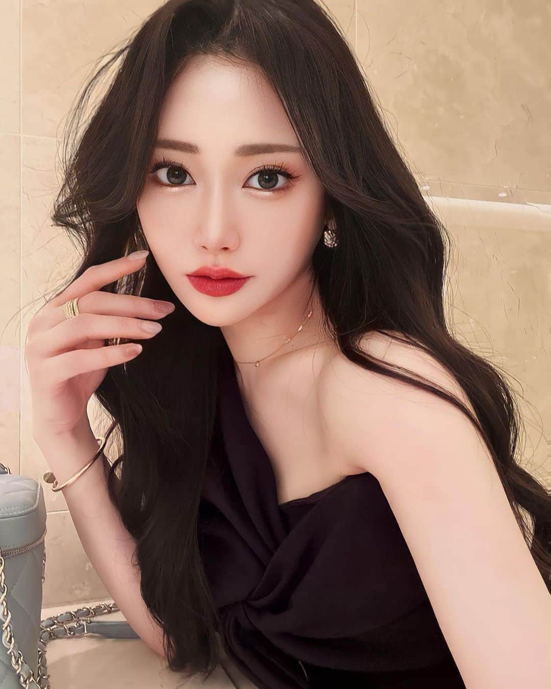 下津明日香のインスタグラム：「質問箱にきてた画像のせとこ🖤💋  • 昨日のインスタライブの質問であった肌の 施術で過去1番効果があって良かった 🧬エクソソームダーマペンについて✒️⬇️  • 体調不良でスキンケアできてない日が続いて毛穴も開くし、 乾燥するしツヤもないしで散々な肌状態だったから @haab_official で初めてエクソソームダーマ✒️受けてきた🏥  通常のダーマペンのあとにエクソソームを塗るんだけど、全く しみないしダウンタイムが短くてほんとにびっくりした！ 4日後から毛穴がなくなって肌が加工した感じ？くらい 綺麗になった🫨ほんとにすごい過去一すぐに肌質が変わ った施術だったからみんなに全力でおすすめする！！ ツヤツヤになるしトーンも明るくなってハリでるし最高😭💞 確実に肌変わるから、1回受けてみてほしいと思いました🪞  #エクソソームダーマペン #エクソソーム」
