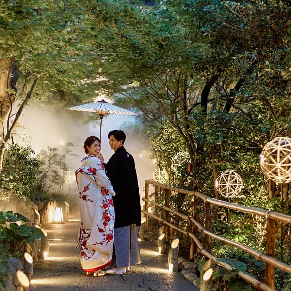 ホテル椿山荘東京ウエディングさんのインスタグラム写真 - (ホテル椿山荘東京ウエディングInstagram)「❤  ホテル椿山荘東京の庭園では、 「竹あかり」が幻想的な絶景を作り出す 期間限定のフォトスポットがあります✨  やさしい光の演出がおふたりを照らし、 静けさと落ち着きを感じる、 癒しのひとときをご提案いたします。  TOKYO RESORT WEDDING 東京には、ひとを祝福する森がある。  ----------------------------------------------- @hotelchinzansotokyo_wedding のアカウントを タグづけ＆ #椿山荘花嫁 にてご投稿いただいた方より ステキなお写真✨をご紹介させていただきます。 皆さまのご投稿をお待ちしております ------------------------------------------------  #ホテル椿山荘東京ウエディング #ホテル椿山荘東京 #椿山荘結婚式 #東京リゾート #東京リゾートウエディング #tokyoresortwedding #東京花嫁 #関東花嫁 #花嫁ショット #ウェディングフォト #ウェディングレポ  #ホテルウエディング #プレ花嫁 #結婚式準備 #結婚式 #結婚式場探し #花嫁 #卒花嫁 #2023花嫁 #大人花嫁  #和装 #和装婚 #白無垢 #色打掛 #竹あかり #椿山荘竹あかり  #前撮り #花嫁ヘア #前撮りヘア」6月22日 20時00分 - hotelchinzansotokyo_wedding