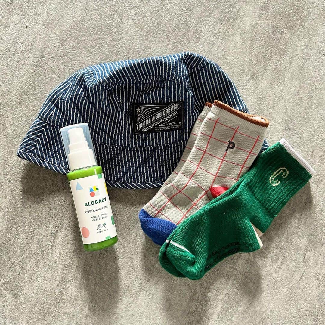 のインスタグラム：「【おでかけの必需品🌞】 . @alobaby_official の アロベビー UV&アウトドアミスト🌿 . 日焼け止めとアウトドア対策ができる オーガニックUVミスト！ . どれ使おうかめっちゃ迷ってたけど このミストほんまありがたい！ . 息子は肌弱めなので、 無添加なのが嬉しいし SPF15くらいのものにしなさいって 皮膚科の先生に言われてたので 探してるものとぴったり！ （先生によるかもやけど） . しかも虫にさされまくるので 保育園に行く前には必ずスプレーしてる！ . しかもお湯で落とせるし！ これずっと使います！ . . PR @alobaby_official #ALOBABY #ベビースキンケア #無添加 #オーガニック #赤ちゃん日焼け止め #ベビー日焼け止め #ベビー用品 #アロベビー」