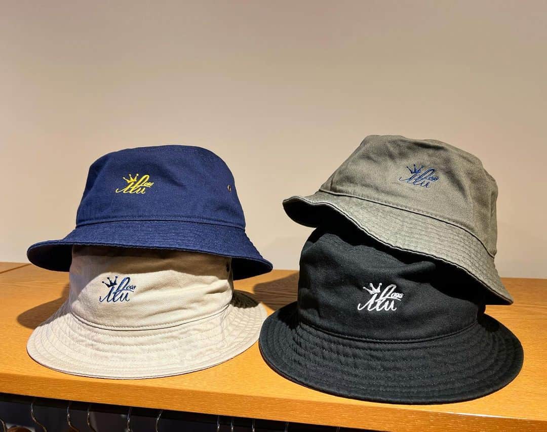 original brand 【ilu098】のインスタグラム：「嬉しいお知らせ。 バケットハット、各4色 本日から販売を再開します。 色: ネイビー ベージュ チャコール ブラック  Always Thank You. #ilu098 #アイルキャップ #バケットハット #沖縄」