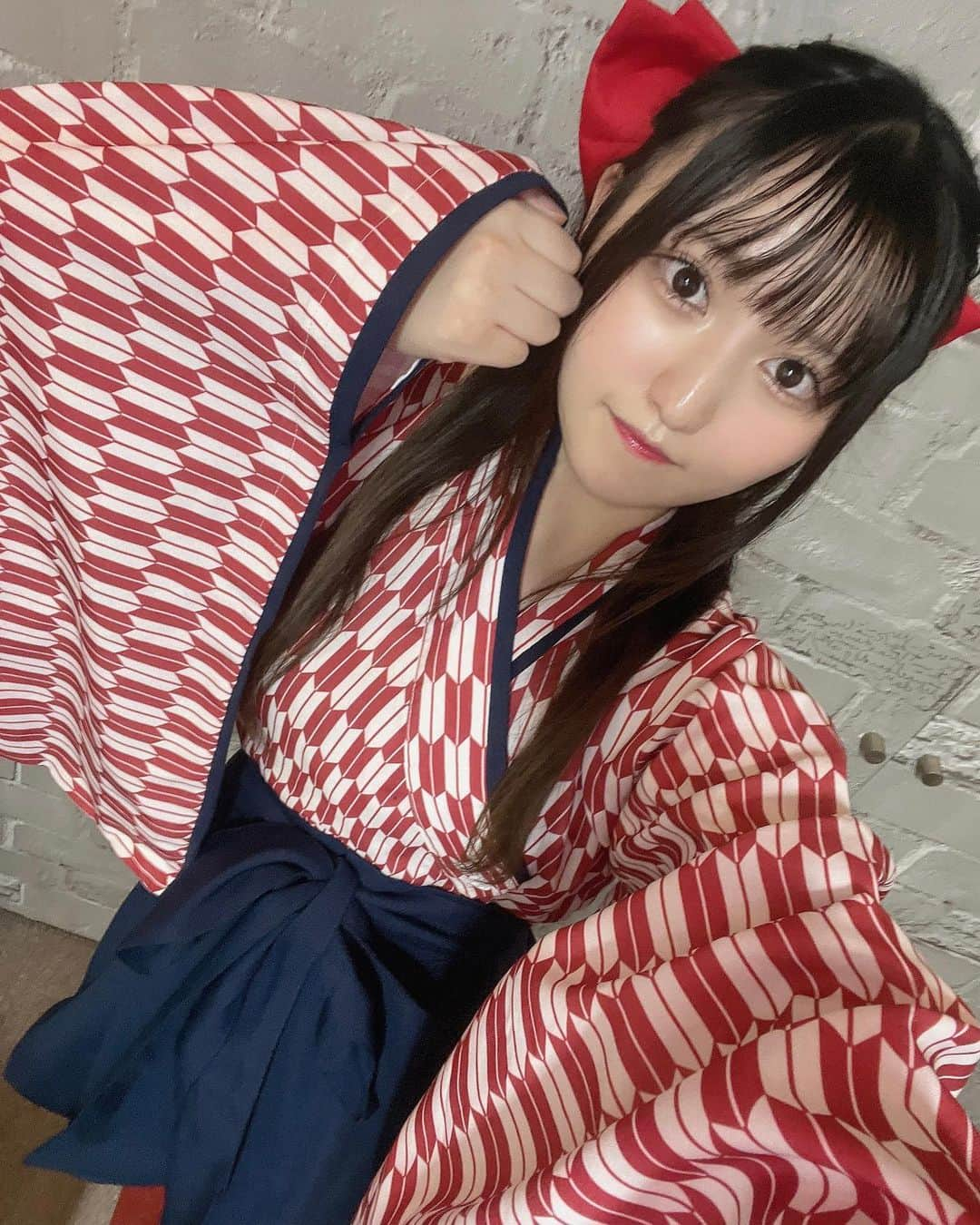 野田陽菜乃のインスタグラム：「大正ロマン🎴🤍  #コスプレ#袴#大正#大正ロマン#はいからさん#はいからさんが通る#ハーフアップ#黒髪#アイドル#君とセレンディピティ#君セレ#野田陽菜乃#東京#三重#低身長#低身長女子#赤#リボン#和#和服」