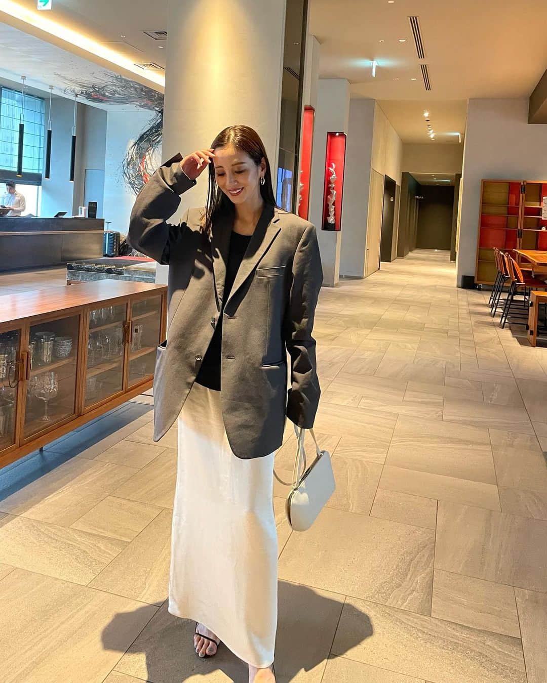 のインスタグラム：「OOTD☁️ ・ 雨が降ると知らず サンダルにしちゃった🩴 ・ お店の雰囲気に合わせて @tanz_tokyo のサテンスカートで コーデ♡ ・ ウエストがゴムだからランチ向きなんだけど、腰回りのラインがすっきりしていてお気に入り😉 ・ ・ ・ #fashion #ootd #outfitoftheday  #コーデ #夏服 #大人カジュアル  #木下ココ」