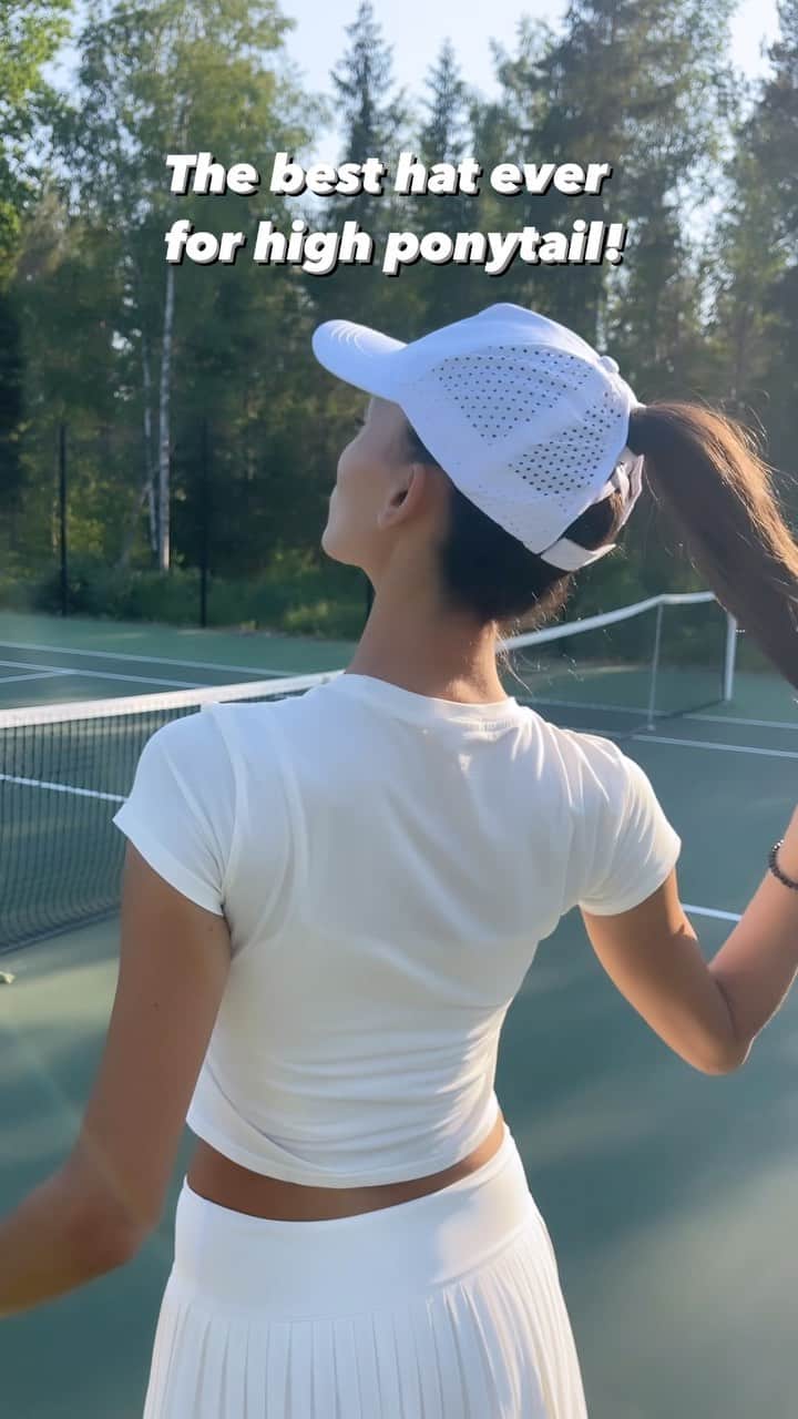 ケリー・ゲイルのインスタグラム：「The best hat ever. Cause you can wear your ponytail at any height you like! Go get my hat and the rest of my collection with @rs_sportsofficial 🔥🎾 link in bio!」