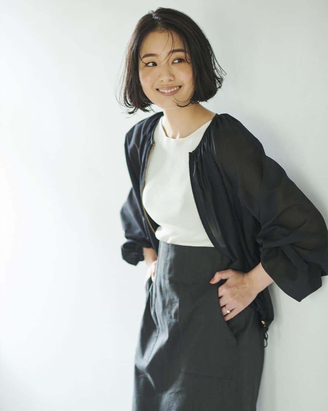 ロペのインスタグラム：「ROPÉ好きのライター高橋夏果さんが選ぶ  「夏に向けて本当に欲しいもの7選」 ⁡ “知的な品”が欲しくなる、夏。 まさに、ロペが叶えてくれるんです。   週1度は店舗でロペのアイテムをチェックしているという、ロペ好きライターの高橋さん。 女性誌などでライターとして活躍するだけでなく、プライベートでは6歳の女の子と3歳の男の子を育てるママ。 ファッション目線だけでなく、母目線を交えて、この夏、ロペで本当に欲しいものを伺いました。 ⁡ J'aDoRe JUN ONLINEでご購入いただけます。 ⁡ ⁡ ⁡ @ayaka8880 @rope_jp @jadorejunonline #通勤コーデ #オフィスカジュアル #ママコーデ #大人カジュアル #リラックスコーデ #夏コーデ #夏カラー #ロペ #ROPÉ #ropejp」