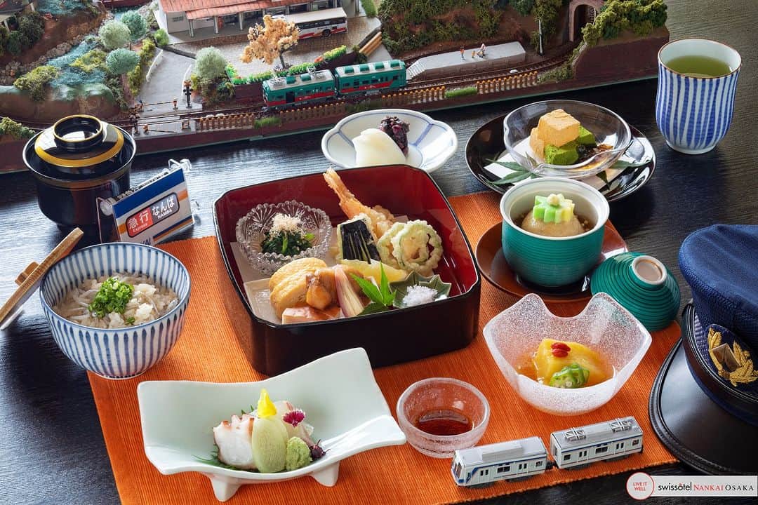 スイスホテル南海大阪さんのインスタグラム写真 - (スイスホテル南海大阪Instagram)「出発進行！  南海電鉄と日本料理「花暦」のコラボレーション「南海コラボ彩膳」が登場。南海沿線のスポットや旬を巡る特別ランチで美食の旅をお楽しみください。 期間中はホテル利用券が当たる抽選会や、南海電鉄グッズが当たるお子さま向けガチャガチャもご用意しています。  詳しくはプロフィールのURLからご確認ください。 #スイスホテル南海大阪 #スイスホテル #花暦 #日本料理 #花暦大阪 #和食   All aboard!  In partnership with Nankai Railway, go on a gastronomic adventure with Chef Hiroyuki Hanada as he takes you around destinations along the Nankai Railway network, with Hana-Goyomi’s special menu highlighting the region’s seasonal produce.   Go on a delectable journey with a chance to win raffle prizes or Nankai surprise treats for kids at the gacha-gacha. Click the link in our bio for details! #Swissotel #SwissotelOsaka #LiveItWellOsaka #HanaGoyomiOsaka」6月22日 20時08分 - swissotelnankaiosaka_official