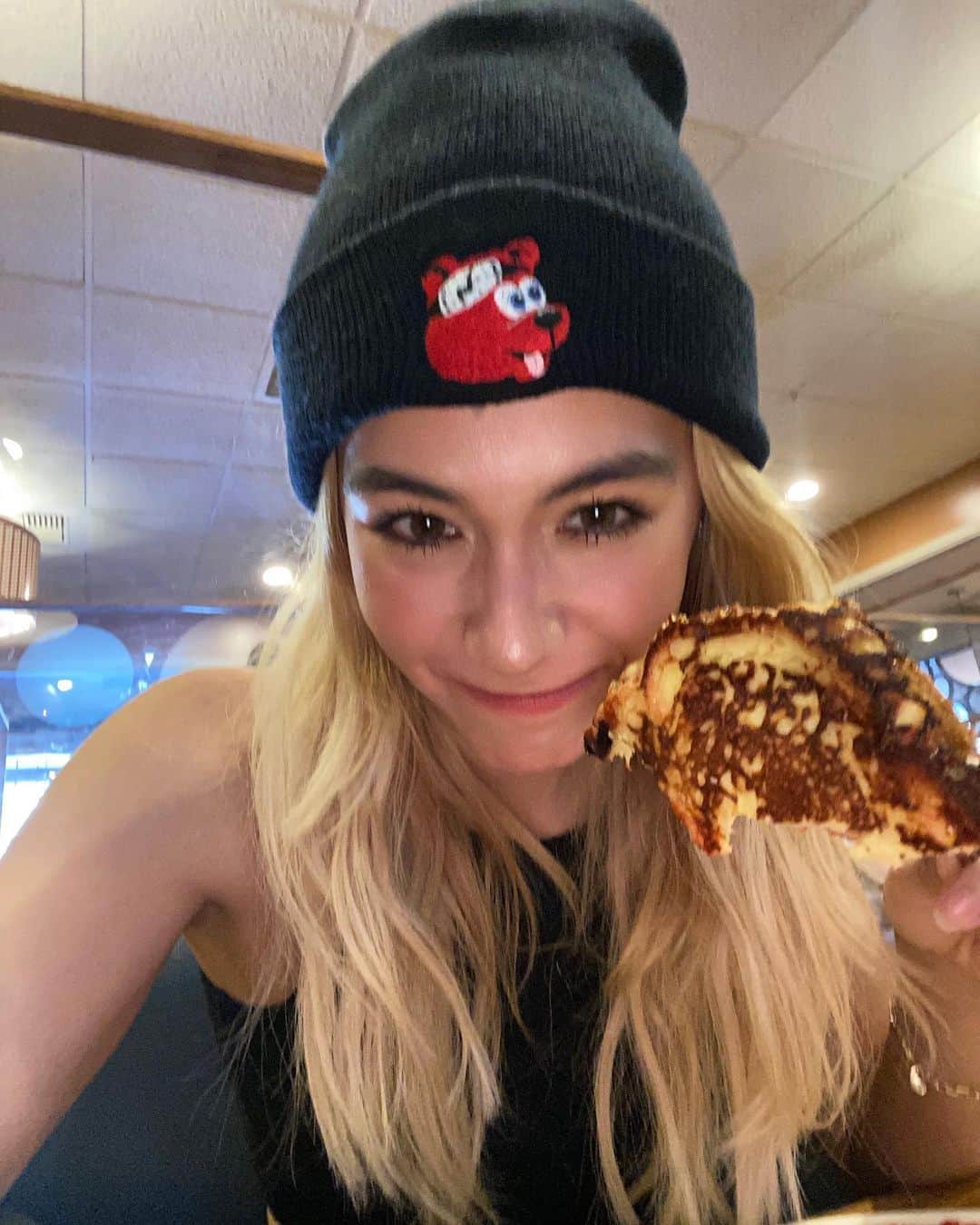 AMIさんのインスタグラム写真 - (AMIInstagram)「Mogu mogu 🤎🫶🥞」6月22日 20時09分 - ami__angel