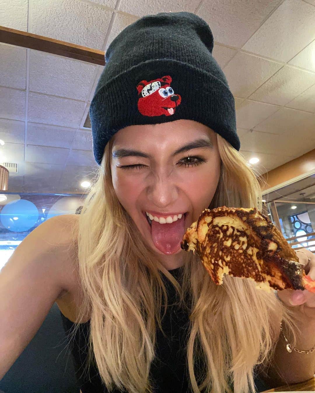 AMIのインスタグラム：「Mogu mogu 🤎🫶🥞」