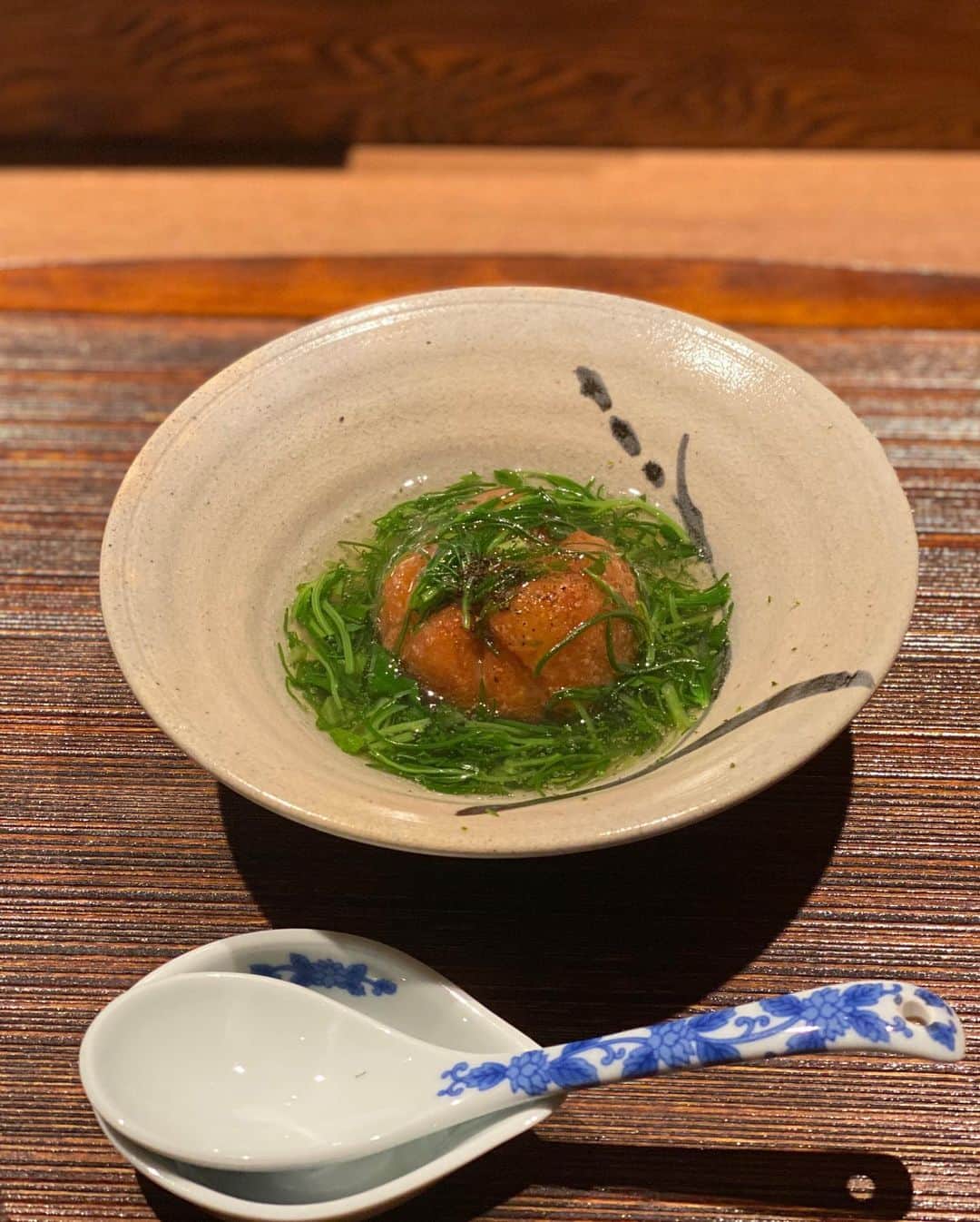 前川由希子さんのインスタグラム写真 - (前川由希子Instagram)「・ うち山さんへ🍽 @uchiyama0831   美味しかったー！ 楽しかったー！ いい夜やったー！  お任せ8品で6,600円。 〆のごはんは付いてないから、 追加注文するかどうかは3品目までに決める。 もちろん食べる！！ とうもろこしご飯と迷いつつ、 真鯛の新生姜のご飯にしました🍚  鰻とクレソンの手巻き、 とうもろこしの冷製茶碗蒸し、 お代わりしたいくらい🫶 土鍋ごはんも、出汁茶漬けにもできて、 2度美味しい🫶  私はお酒飲めないから、 飲める人と行きたいなぁ、と思ってたお店。 …飲めないとなんだか肩身狭いやん😭 結果、西新トークで盛り上がり、 大満喫でした。 また行く❤️  @uchiyama0831  #お料理うち山  #うち山  #和食コース  #土鍋ごはん  #福岡グルメ  #福岡和食  #福岡ディナー  #赤坂グルメ  #赤坂和食  #赤坂ディナー  #時差投稿」6月22日 20時09分 - maekawa.yukiko