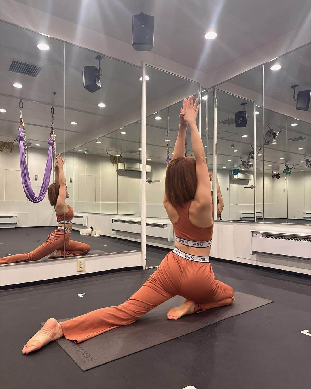 板橋瑠美さんのインスタグラム写真 - (板橋瑠美Instagram)「新感覚のヨガ始めました🧘‍♀️✨✨ ⁡ ⁡ ⁡ その名もネイチャーフィールヨガ🧘‍♂️ ⁡ という新感覚のホットヨガを初参戦しに、LAVAの渋谷店へ行ってきたんだけど、 なんと言っても想像以上の演出がすごくて！！！ ⁡ ⁡ 音と光と、水の演出と。 ⁡ ⁡ ⁡ ジャングルの中にいる時はグリーンのライト、 海の中にいるときはブルーのライト、 太陽が☀️出てるときは赤いライト、 ⁡ そして海の時は水の蒸気が出てきたり。。。。 ⁡ 音楽もその時々によって変わって、 すごく濃い1時間でした！！！ ⁡ ⁡ 演出が凄すぎて、本当になんか新感覚の体験で、 気づいたらしっかりとその世界観へ行った気分になったーーー✨✨✨✨ ⁡ ⁡ 1時間無心でただただ体と向き合って、汗を大量に流して、めっちゃ良いリフレッシュになった！！！ ⁡ ⁡ ⁡ ⁡ 今までのんびりとした、リラックス系のヨガ🧘‍♀️か、 あとは結構スパルタな、溶岩ヨガしかやったことがなかったから、 また新たな新境地へ、行った気がする💓 ⁡ ⁡ ⁡ ⁡ てかLAVAってめちゃ大手で有名だけど、めちゃ会費安くてびっくりでした！^ ^ ⁡ ⁡ ⁡ ⁡ 気になる方は体験無料だから是非是非❤︎ ⁡ @lavayoga_official  ⁡ まで💓 ⁡ ⁡ ⁡ 入会すると抽選でラグマット貰えちゃうらしい❤︎ ⁡ ⁡ ⁡ ⁡ ⁡ ⁡ 夏もすぐそこだし、体のケアにもなるし、 ⁡ 定期的にデトックスして身も心もリフレッシュしよーーー((((･´ω`･)))) ⁡ ⁡ ⁡ ⁡ ⁡ #lava #ラバ #ホットヨガlava #ヨガ #ホットヨガ #ホットヨガスタジオ #ヨガレッスン#ヨガインストラクター#ヨガ女子 #ヨガのある暮らし#PR」6月22日 20時20分 - rumi_official_0616