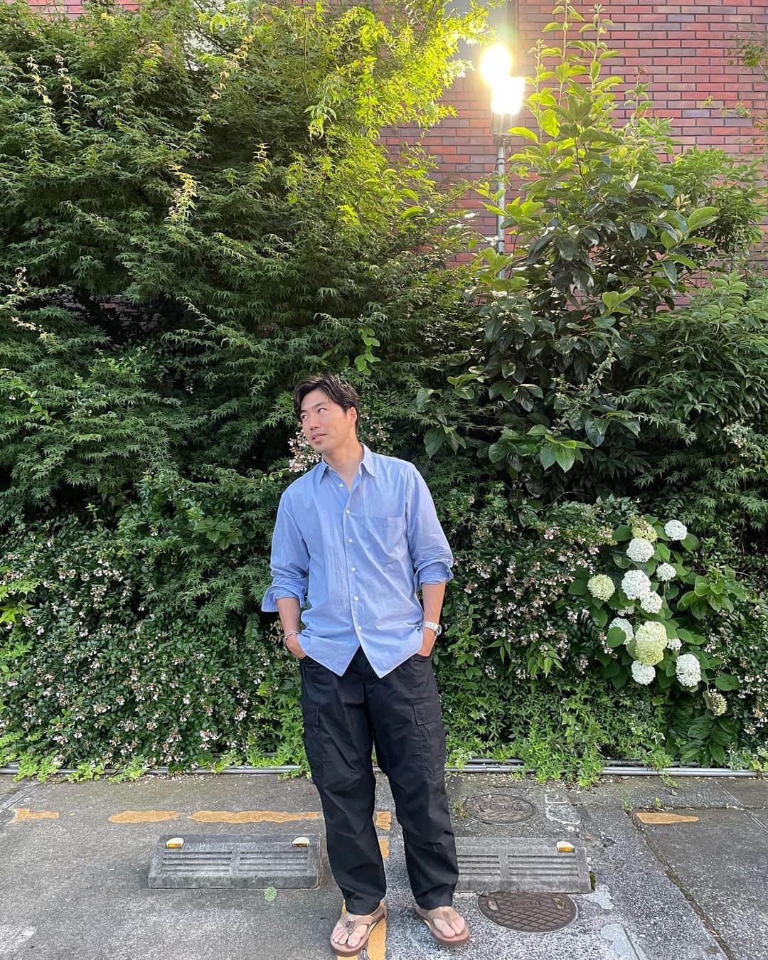佐藤義朗のインスタグラム：「. いつかの梅雨のなかやすみ  #blue #navy #mensfashion」