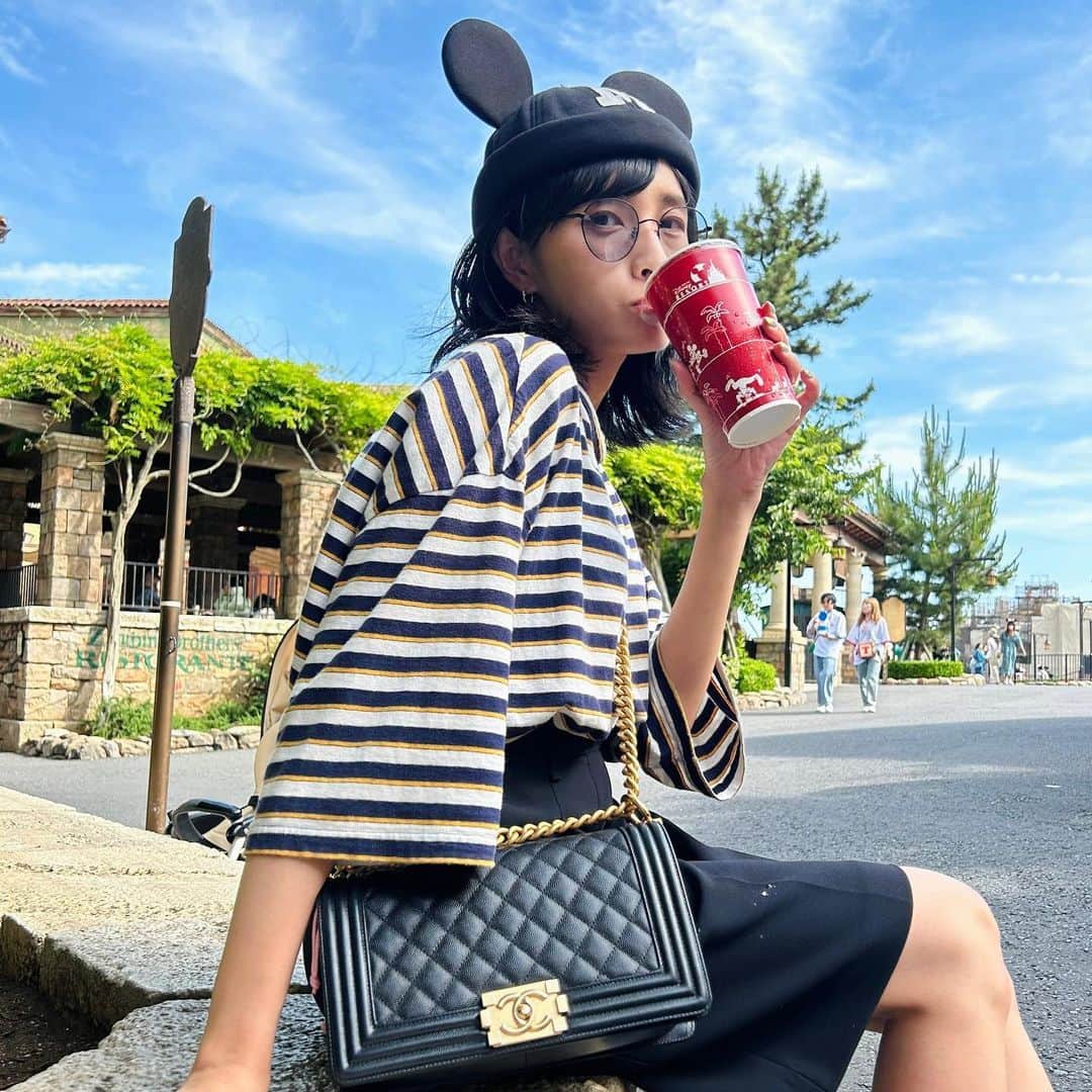 日笠麗奈のインスタグラム：「数週間前のディズニー写真を今さら載せる🌏  何度も行ってるけど、耳をつけたのは人生初な気がするので記念に……」