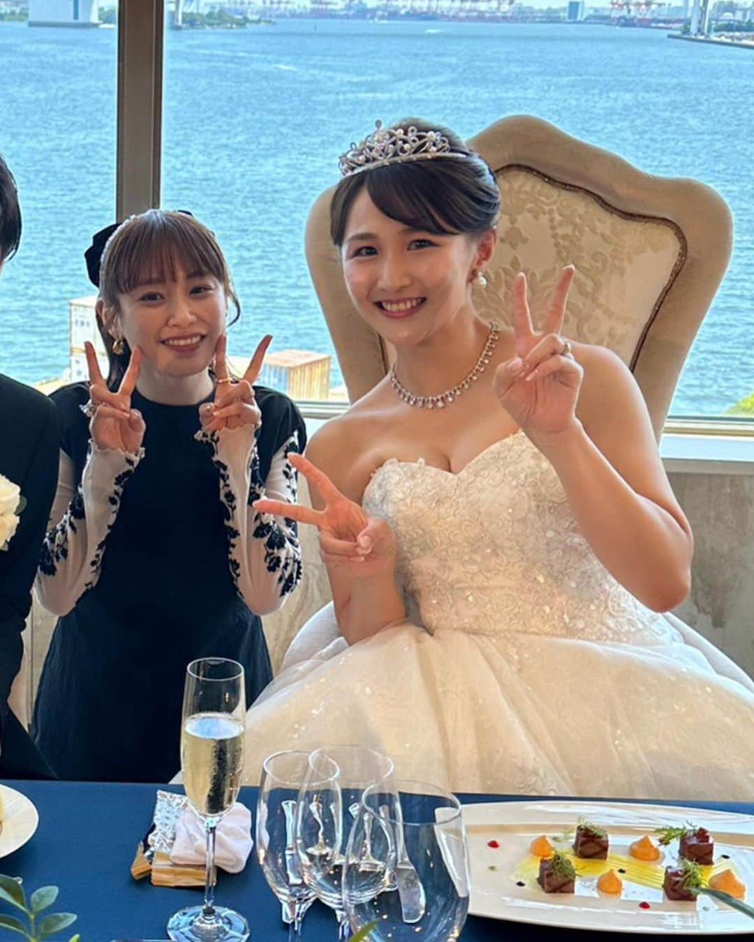 のインスタグラム：「あいちゃん💛  大好きなお友達の愛ちゃん（#高橋愛 ちゃん）が結婚式で私達夫婦のリクエストであるモーニング娘。の 『I WISH』を歌ってくれました🥹💓  私は愛ちゃんの大ファンでありお友達ですが、私の旦那さんもモーニング娘。大好きで愛ちゃん推しだったのです😳💕  幸せすぎる時間… 感謝の気持ちでいっぱいです🥹  愛ちゃんの心温まるメッセージに愛溢れるお歌… 涙が溢れ出てきました🥹🥹🥹  人生て素晴らしい✨ 幸せだーーー💓  #結婚式 #歌  #モーニング娘  #推し #夫婦  #愛ちゃん  #幸せ #iwish」