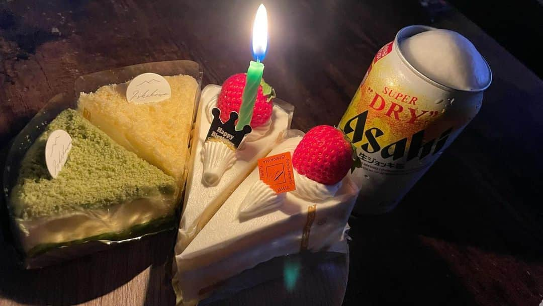 山本憲吾さんのインスタグラム写真 - (山本憲吾Instagram)「2023.6.22 31歳の誕生日を迎えました㊗️🙇‍♂️ 家族が増え、１日１日楽しく過ごしています。  仕事、家庭、育児、バレーボールと忙しい日々ですがこれからも自分らしく頑張りますので、 引き続き応援お願いします🙇‍♂️  #誕生日 #31歳になりました」6月22日 20時14分 - marukome.k