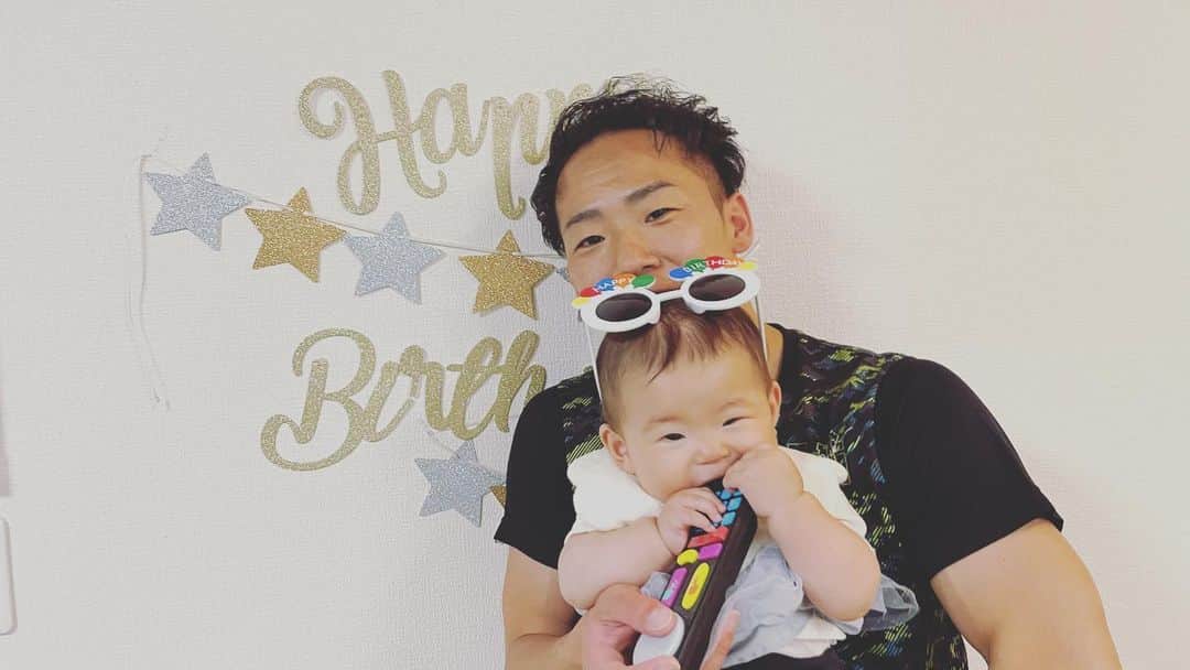 山本憲吾のインスタグラム：「2023.6.22 31歳の誕生日を迎えました㊗️🙇‍♂️ 家族が増え、１日１日楽しく過ごしています。  仕事、家庭、育児、バレーボールと忙しい日々ですがこれからも自分らしく頑張りますので、 引き続き応援お願いします🙇‍♂️  #誕生日 #31歳になりました」