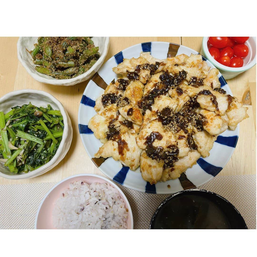 望月みさのインスタグラム：「美からだごはん🍚  ・鶏胸肉の黒酢ネギ餡 ・小松菜としめじの炒め物 ・いんげんの胡麻和え ・ミニトマト ・わかめとお豆腐の味噌汁 ・雑穀米  #おうちごはん　#美からだごはん　#栄養ごはん　#上級食育アドバイザー　#献立日記　#🧡」