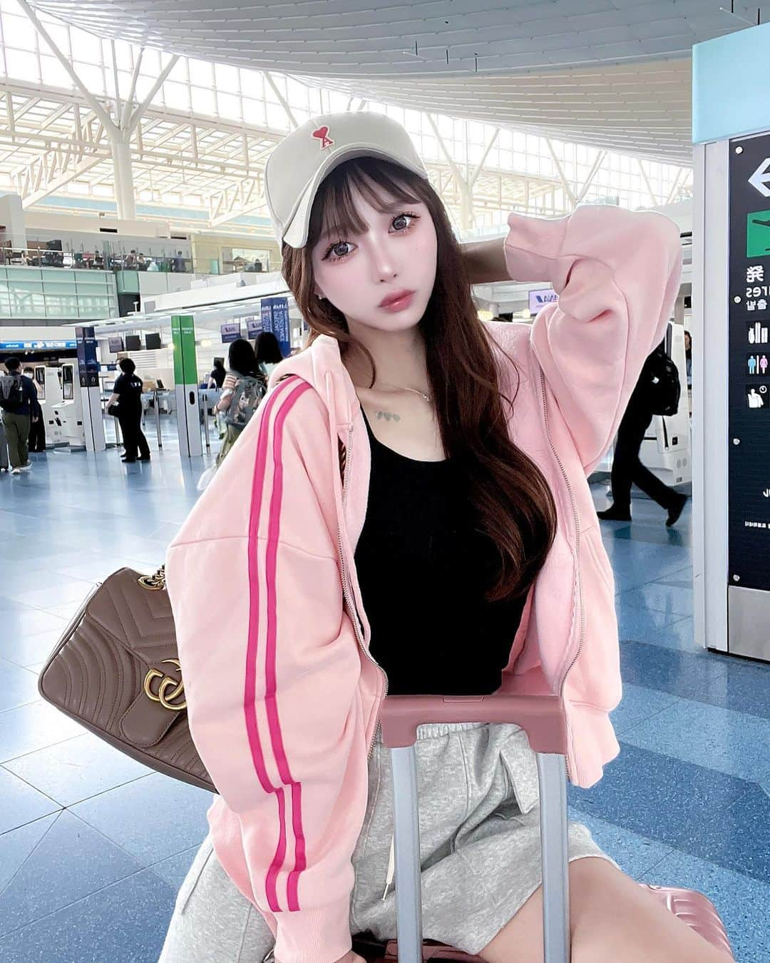 あやちゃんさんのインスタグラム写真 - (あやちゃんInstagram)「🇯🇵▷▶🇰🇷✈️💗 空港コーデ載せとくね‪‪❤︎‬  #羽田空港 #羽田空港第3ターミナル  #空港コーデ #空港グルメ #空港ファッション #韓国旅行 #韓国ファッション #韓国コーデ #キャリーケース #パーカーコーデ」6月22日 20時18分 - aya.you.love.r