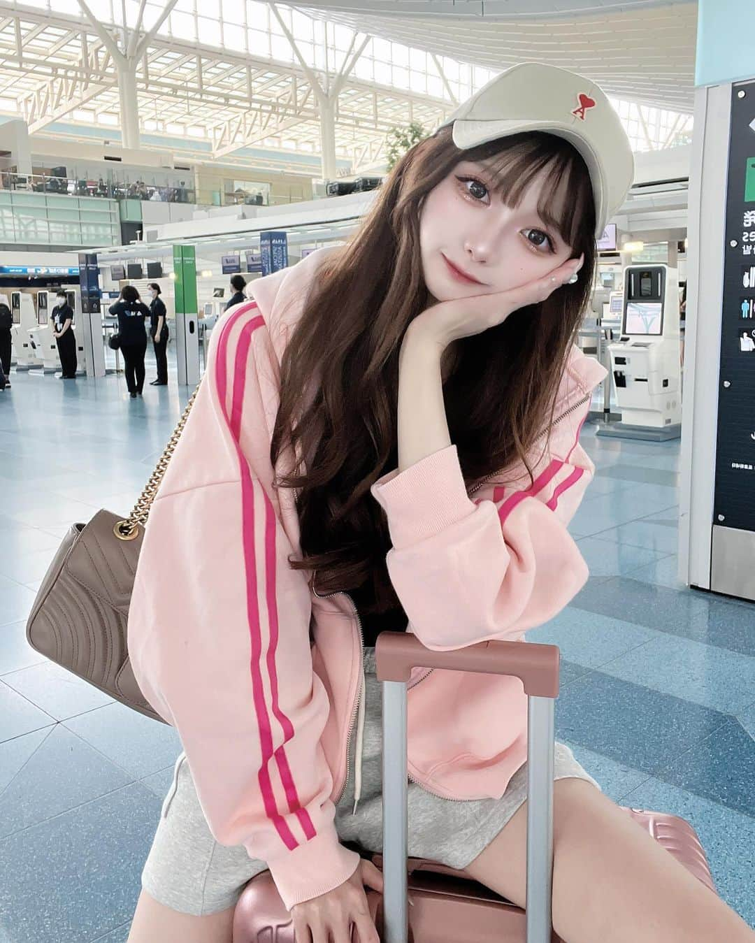 あやちゃんさんのインスタグラム写真 - (あやちゃんInstagram)「🇯🇵▷▶🇰🇷✈️💗 空港コーデ載せとくね‪‪❤︎‬  #羽田空港 #羽田空港第3ターミナル  #空港コーデ #空港グルメ #空港ファッション #韓国旅行 #韓国ファッション #韓国コーデ #キャリーケース #パーカーコーデ」6月22日 20時18分 - aya.you.love.r