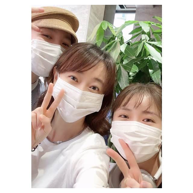 花總まりさんのインスタグラム写真 - (花總まりInstagram)「お稽古場でのお稽古も終わり、まもなく劇場入り。声帯チェックのため行きつけのクリニックへ。 どこからともなく「あ！」と声が。 振り返るとそこには麻子が（瀬奈じゅんちゃん）😅 2人で喋っていると、帰ろうとしている人が突然私の方を振り返り、またもや「あーー！」と。そう玲奈ちゃん（笹本玲奈ちゃん）😆 この声は！と思ったらしく感動の再会🤣 実はこのクリニックあるあるで、ここでよく感動の再会があります😊 #笹本玲奈　さん #瀬奈じゅん　さん #花總まり」6月22日 20時29分 - hanafusamari_official