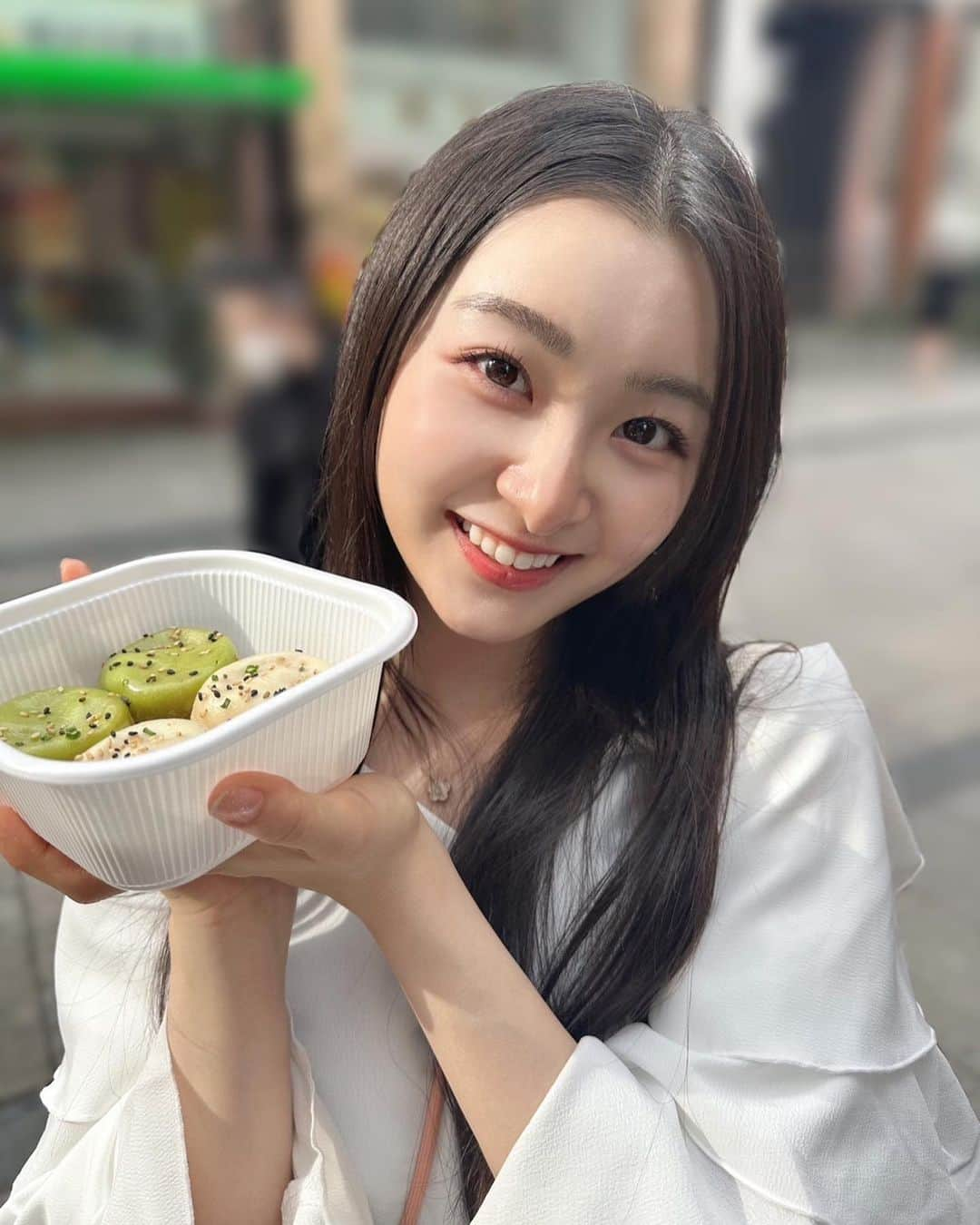 杏ジュリアのインスタグラム：「おはるちゃん🩷とひよりん💚と 中華街に行ってきました🎶  ほぼ初中華街‼︎ 小さい時に連れてってもらったみたいだけど全然覚えてないからずっと行きたかったんだ~＼(^o^)／  お目当ての小籠包と胡麻団子を食べた後、人生初の占いにも行ってきたの！！！3人で占ってもらったんだよ~🔮  さて、その占いの内容は… 先ず、ジュリアは長生きするみたいです✌️笑 そして100歳までお仕事をするみたいです🫣(何それ何の仕事⁉︎笑笑)  何か知識や教養を身につけることが、世の中を潤すことにつながる⁈みたいなので、いろんなことを学ぼうと思います✨なんかスゴイ事言われちゃった😳笑笑  #photo #ootd #中華街 #中華街食べ歩き #小籠包 #好吃 #中華街占い #100歳 #longhair #code  #메이크  #followme  #japan #도키센 #초도키메키센덴부 #杏ジュリア #ちびじゅりちゃんを幸せにする」