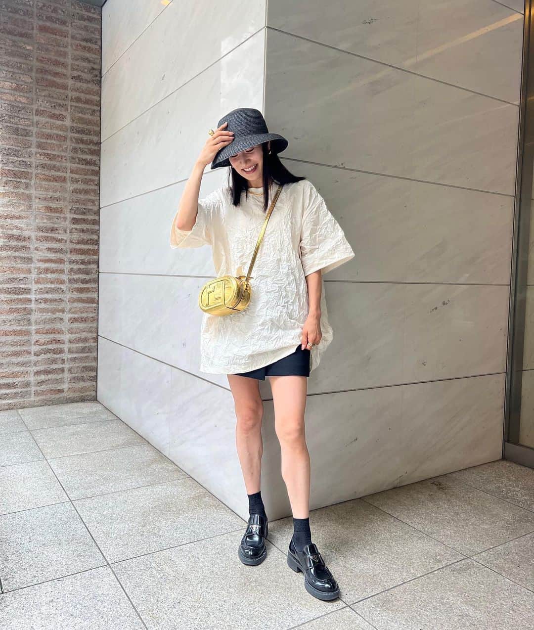亀恭子のインスタグラム：「梅雨の6月。 雨降ったり快晴の夏日だったり、 なんだか天気が忙しい…  この日はハレ☺︎ シワ加工のオーバーサイズシルエットTをさらり。  someday's… #fashion #ootd #kkstyle #tokyo #kamescloset #tops #prankproject #pants #column #hat #elendeek #bag #fendi #shoes #prada #summer #june」