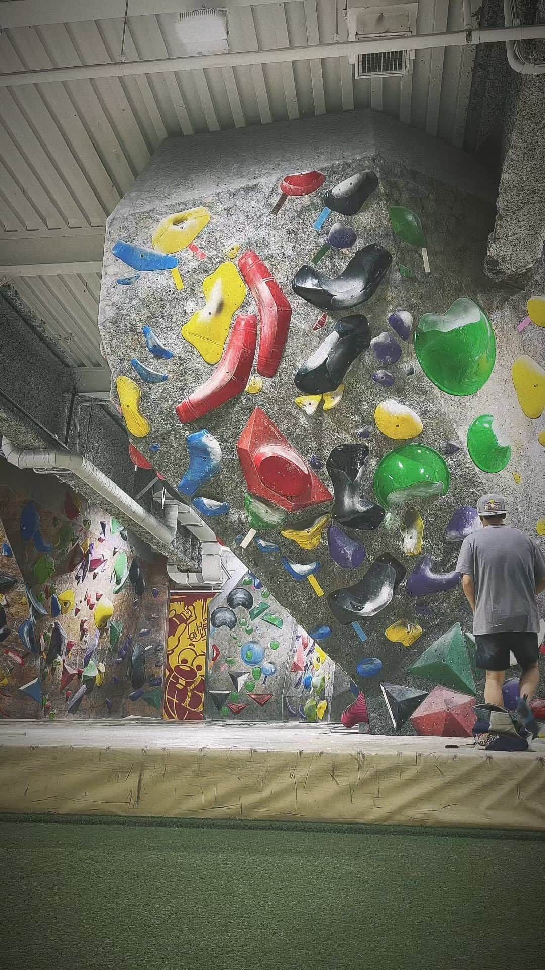 原田海のインスタグラム：「I’m getting better bit by bit!!✌️ 1Dゲット😎🪽  #日新火災 @redbulljapan @redbulladventure @champion_japan @scarpaspa @frictionlabs #住友商事 @globalwifi_official @kssk_climbing @basefood_tokyo  #climbing #bouldering #クライミング #ボルダリング」