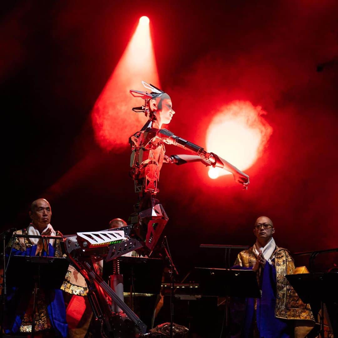 渋谷慶一郎のインスタグラム：「Celebrated our NEW Fête de la Musique 🎉 Last night was premiere of Android Opera MIRROR on the 21st of June, at @theatrechatelet.  Thank you for everyone coming to the show! We will continue tonight 22nd and Friday on the 23rd.  Conception, Composition, Piano, Électronique @keiichiroshibuy  Voix Android - Alter4, Chant Bouddhiste - Koyasan Shomyo @eizen211  Orchestre @appassionatomusic  Vidéo @justineemard  Programmation Android @pseudotaro  Design Android Hiroshi Ishiguro  #androidopera #androidoperamirror #keiichiroshibuya #theatreduchatelet #paris  Photos @thomasamouroux」