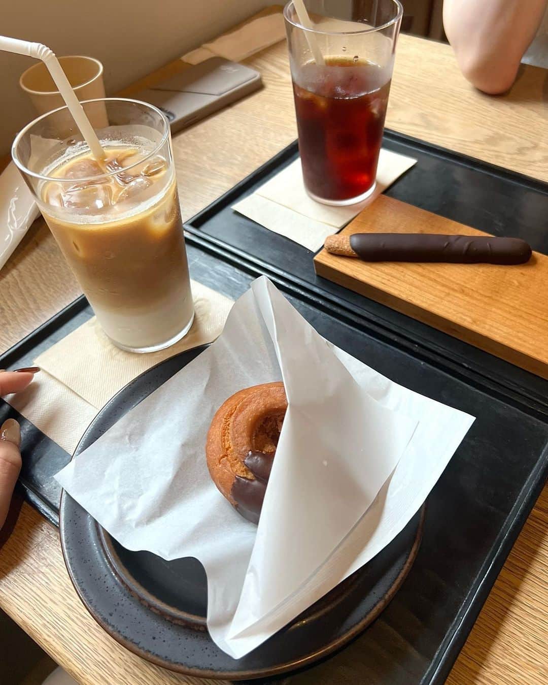 志賀可奈子さんのインスタグラム写真 - (志賀可奈子Instagram)「🧸  ここのチョコレートがコーヒーと相性抜群で☕️🤍 チョコレート美味しいよね！ね！って話で盛り上がった🧒🏻  アイスコーヒー巡りしたいな〜  #knotcafe」6月22日 20時25分 - kanapan_ya