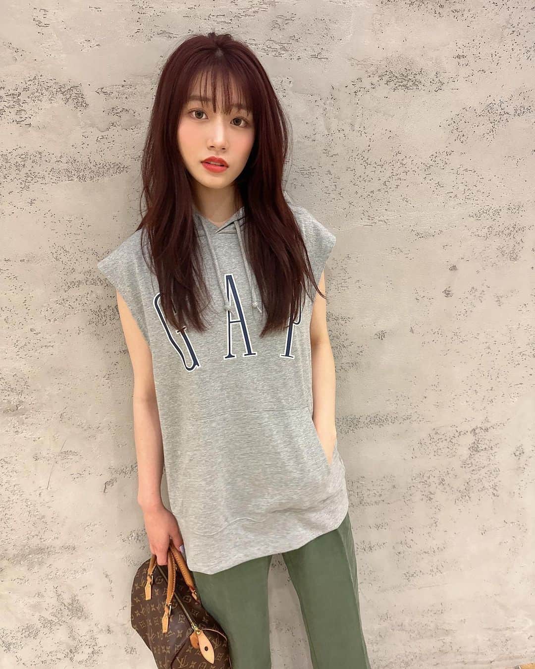 河北彩花のインスタグラム：「⁡ 少しまえのお洋服だよ🤍 ⁡ ⁡ ワケあってGAP着たって ストーリーであげた日のこと💭 ⁡ ⁡ この前4Dで実写版のリトルマーメイドを見たんだけど 揺れが強すぎて飲みものこぼしちゃったの😂💦 ⁡ ⁡ ⁡ だから急遽GAPでお買い物した服たち🛒(笑) ⁡ ⁡ パッと選んだからだいぶ珍しい格好になった😌  . なんか1枚目髪ボサボサ...😕笑笑   #さいかしふく #休日コーデ」