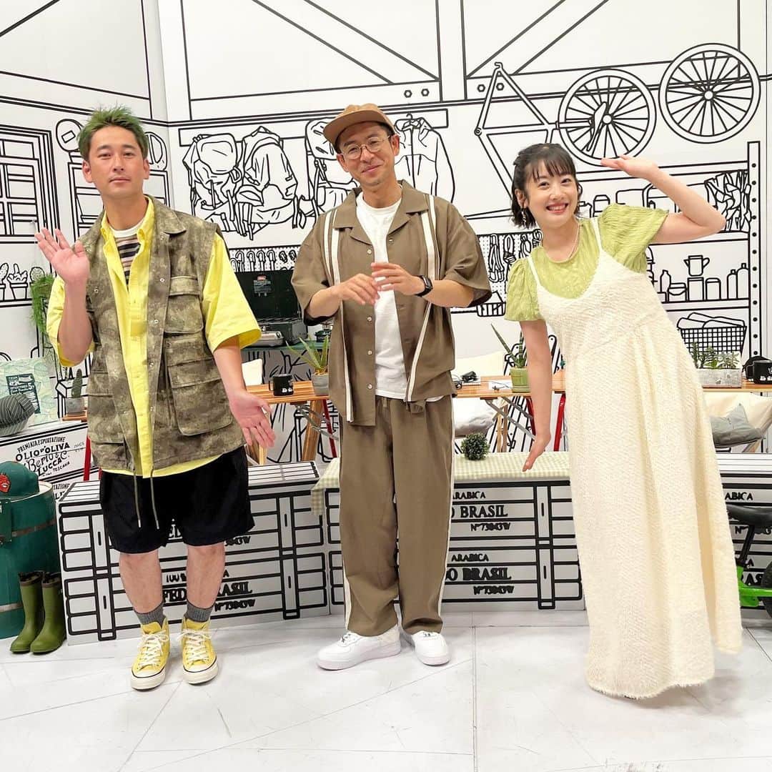 川島恵のインスタグラム：「6月17(土)のMC衣装です👗3人の色味の統一感も素敵✨詳しくはどようだよ公式Instagramで！ ・ ちなみにわたくし…着替えに焦ってワンピース前後ろ逆で着てしまっていました…💦 久しぶりに、本番前に焦りました😅 この写真は、着用完璧です！ ・ #つづくさんのどようだよ #どようだよ #衣装 #番組衣装 #衣装協力 #アナウンサー衣装 #スタイリスト #大西春奈 #ワンピース #ファッション」