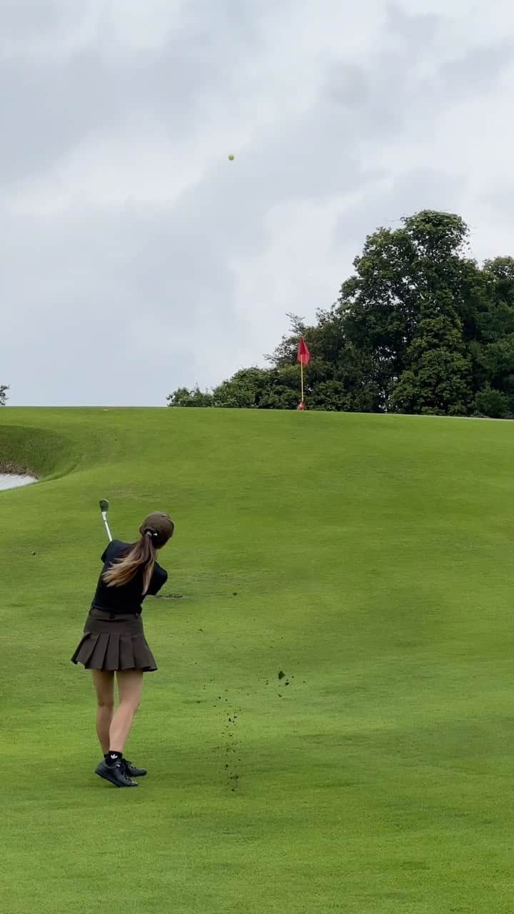 板倉由姫乃のインスタグラム：「良さそうなアプローチ⛳️✨ グリーン見えない時は、ショートすることが多いから、私の感覚だとちょっと大きめな感じでちょうど良いことが多い🤔✨ 感覚的にはね🫰🏽 . . . #アプローチ #ゴルフ #ゴルフスイング #ゴルフウェア #チェケラーゴルフ #ママゴルフ #ママゴルファー #ゴルフYouTube #ゴルフ動画 #スイング動画」