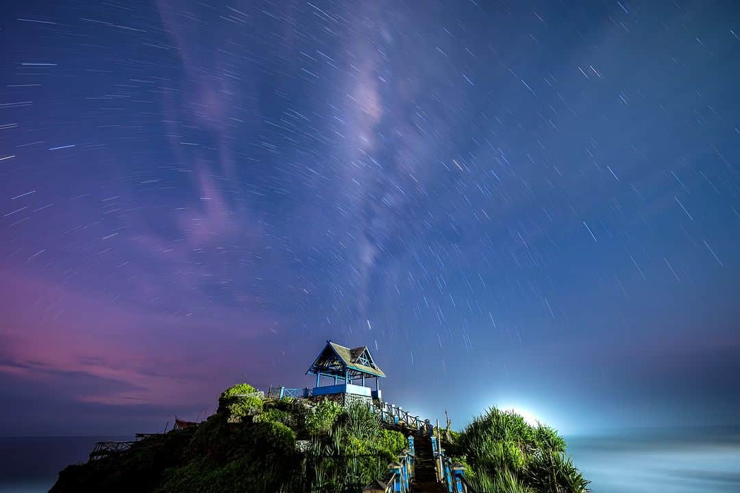 のインスタグラム：「Merekam pemandangan dengan lensa Ultra Prime Wide Fujinon XF 8mm F3.5 R WR!  Dengan lensa Fujinon XF 8mm F3.5 R WR seorang fotografer dapat memberikan sudut pandang yang luas untuk memperlihatkan pemandangan alam yang megah dan menyajikan sudut pandang yang unik.  Lensa Fujinon XF 8mm F3.5 R WR akan menjadi teman terbaik untuk menjelajah dan memotret pemandangan yang mengesankan.  Captured by @maspeot  Lens Fujinon XF 8 mm F3.5 R WR  #XF8MMF35RWR #FujifilmIndonesia #fujifilm_id」