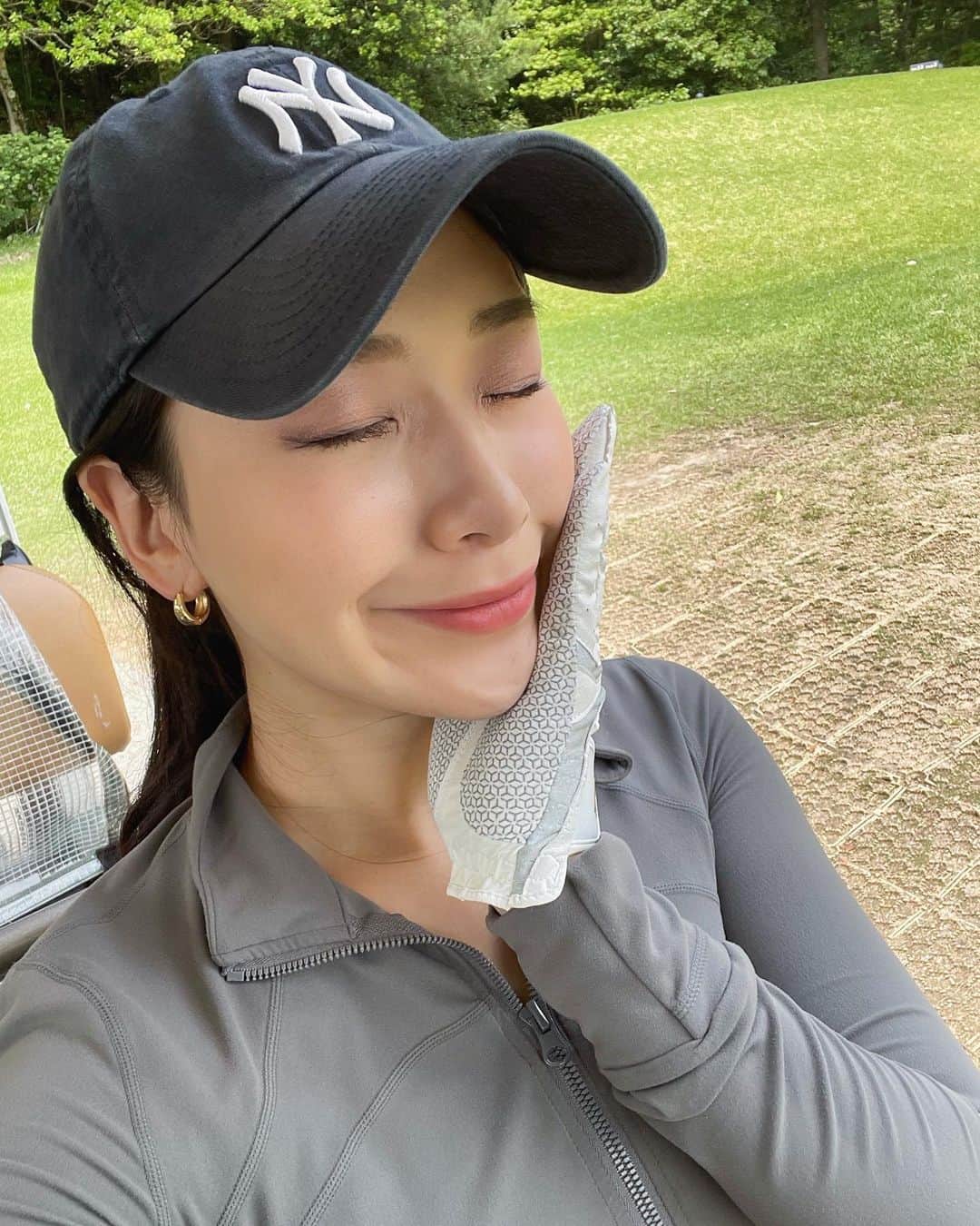 松田和佳のインスタグラム：「暑い日は炭酸飲みたくなりますよね〜？☀️🥤 最近ゴルフ頑張ってます！🧡  #ゴルフ #ゴルフ女子 #ゴルフ日和」