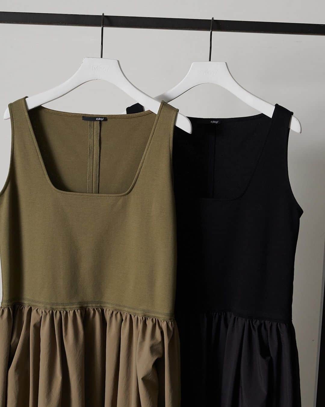 のインスタグラム：「_  RECOMMEND.  DOCKING TANK DRESS ¥24,200 No. 16WCO234007  トップスはミニマルなシルエットにこだわった深めのソフトスクエアネックが特徴です。 サイドにかけて流れるボリュームのあるスカート部分は、ポケットにタックを忍ばせドレッシーさを際立たせた一着に。  #styling #styling_」