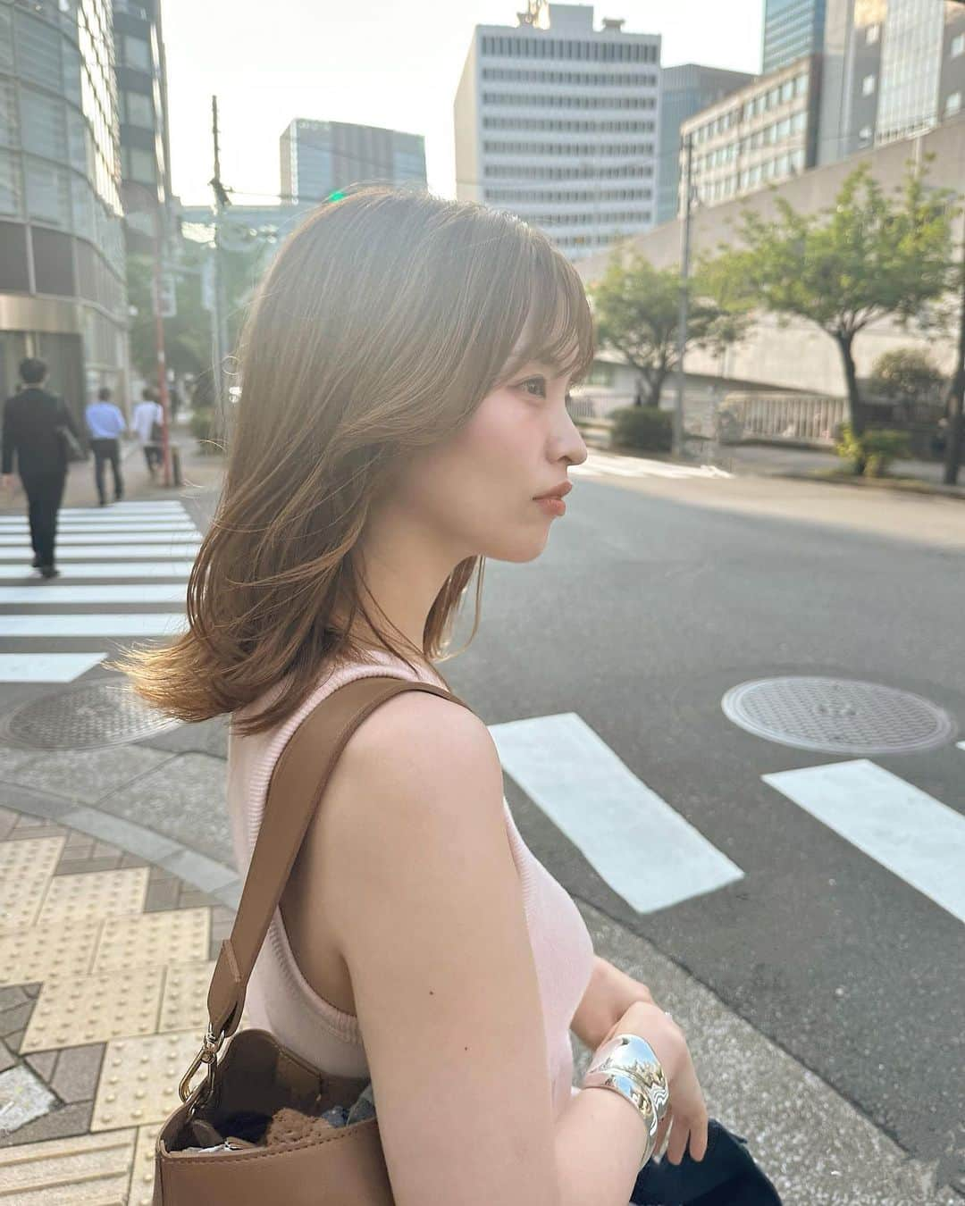 田畑佑莉のインスタグラム：「beige.🪤📔🏷️ いつも早くて丁寧なカットカラーを ありがとうございます✂︎🫧　@nori_0812   この日のsandalはyellow🍋  sandal @orientaltraffic_official × @lily02tbt  tops @searoomlynn_official  pants @gu_global  bag @randeboo_official  bracelet @todayful_   #ヘアカラーベージュ  #150cmコーデ  #orientaltraficbyyuri」