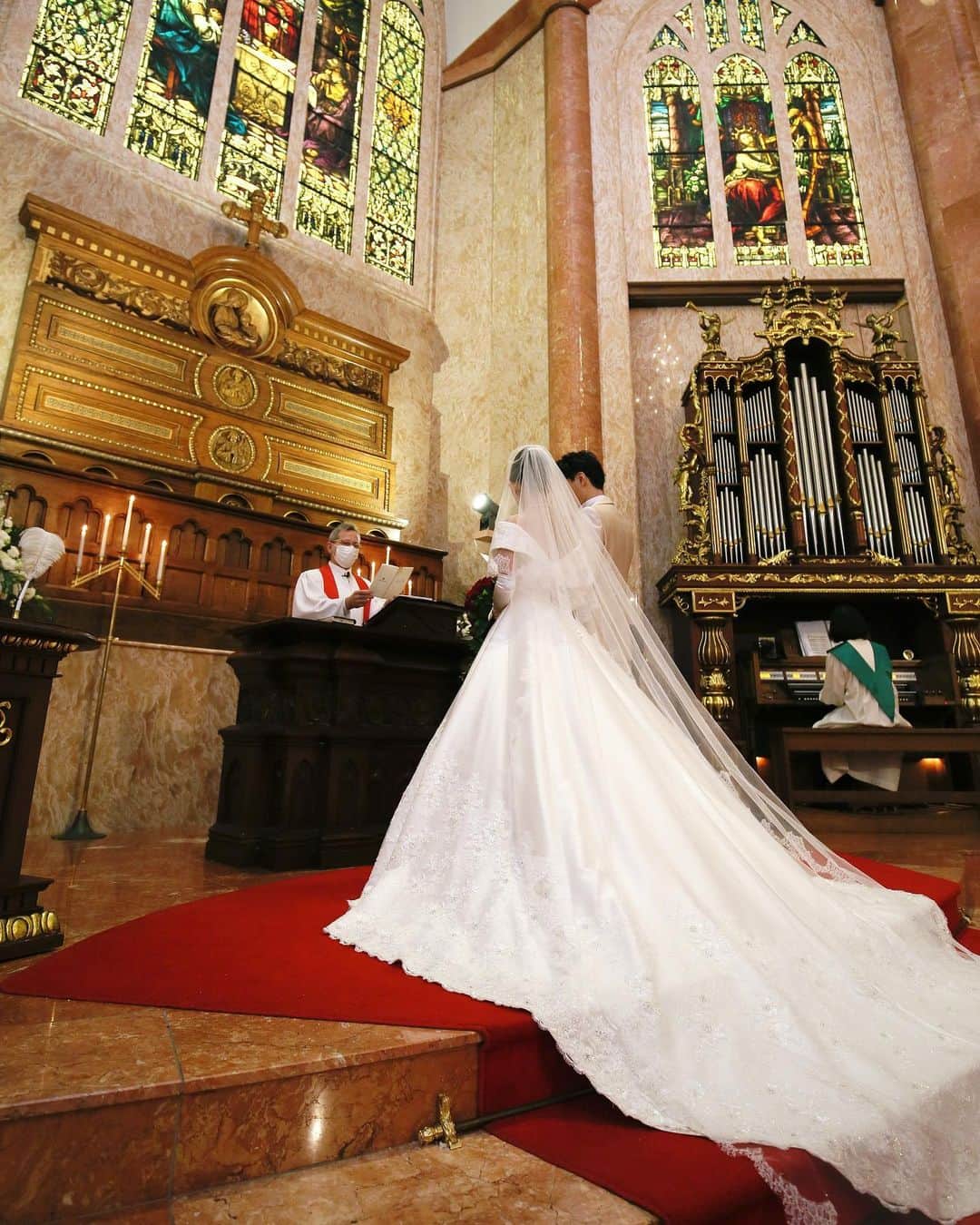 マリエカリヨン名古屋さんのインスタグラム写真 - (マリエカリヨン名古屋Instagram)「@marieecarillon . これぞ王道！な #クラシカルウェディング マリエカリヨンの素敵な大聖堂で 花嫁様の夢を叶えます･:* . ▼ブライダルフェアは インスタのTOPからご予約が出来ます⚐ ＞＞＞ @marieecarillon . マリエカリヨン名古屋では、 お客様の安心安全を考慮して、 業界のガイドラインに沿って、 感染症対策を行ったうえで、 営業を行っております。 オンラインでのご相談も受け付けておりますので、 お気軽にお問合せ下さい。 . ------------------ . @marieecarillonをフォローして #マリエカリヨン #マリエカリヨン名古屋 のハッシュタグをつけて お写真を投稿してみてくださいね✳︎ . こちらの公式IG（@marieecarillon） で取り上げさせていただきます♡ . #式場見学 #プレ花嫁 #結婚式準備 #プロポーズされました #入籍 #婚約 #ブライダルフェア #名古屋結婚式 #愛知プレ花嫁 #ウェディングレポ  #大聖堂  #大人可愛い #卒花しました #式場迷子 #披露宴会場  #式場選び #日本中の花嫁さんと繋がりたい #東海花嫁 #名古屋花嫁 #mydress #nagoya  #weddingdress #weddingparty #大聖堂挙式#クラシカルドレス #ウェディングドレス #ベールダウン」6月30日 18時00分 - marieecarillon