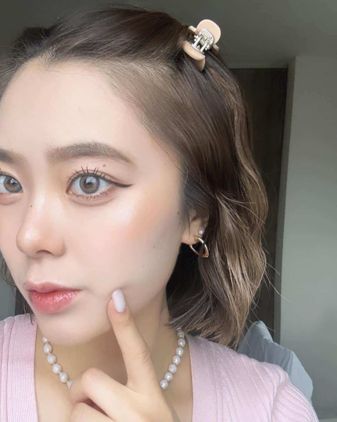 𝙍𝙚𝙣𝙖のインスタグラム：「今日のメイク好評やった💞 2枚目にメイク道具載せてます!! ・ ・ また今度YouTubeにメイク載せます🐰♥ あ、リップはDiorマキシマイザー01 ・ ・  #垢抜ける方法 #垢抜けメイク #ピンクコーデ #ピンクメイク #夏カラー #オリーブカラー #オリーブグレージュ #ショートヘアアレンジ #クリップアレンジ #前髪アレンジ 二重整形 #二重埋没 #埋没」
