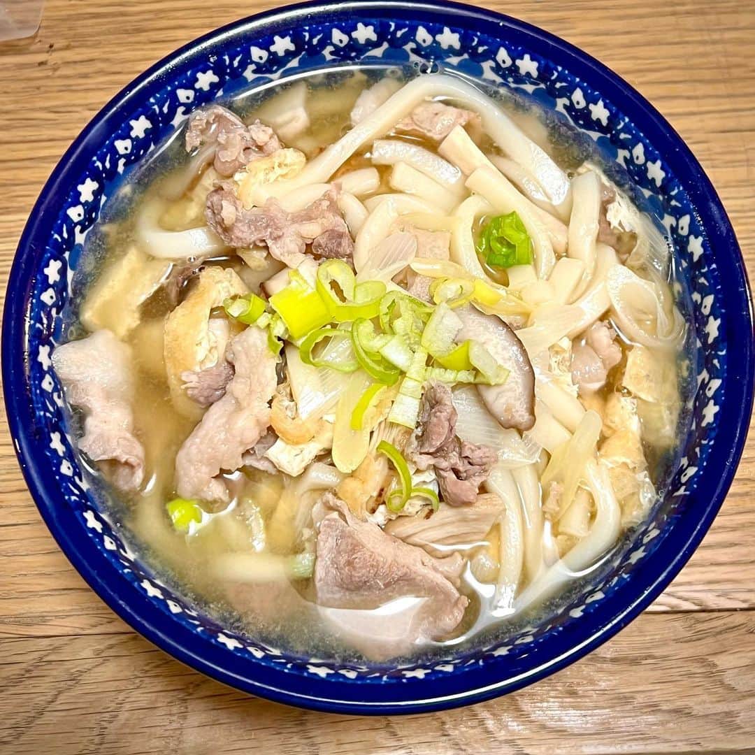 竹井亮介のインスタグラム：「2023年6月22日。 豚こま肉・しいたけ・おあげさんのおうどん と 袋のラーメンしょうゆ味。  おうどんはかつおぶしでお出汁取ってみました〜 #とっつぁん料理」