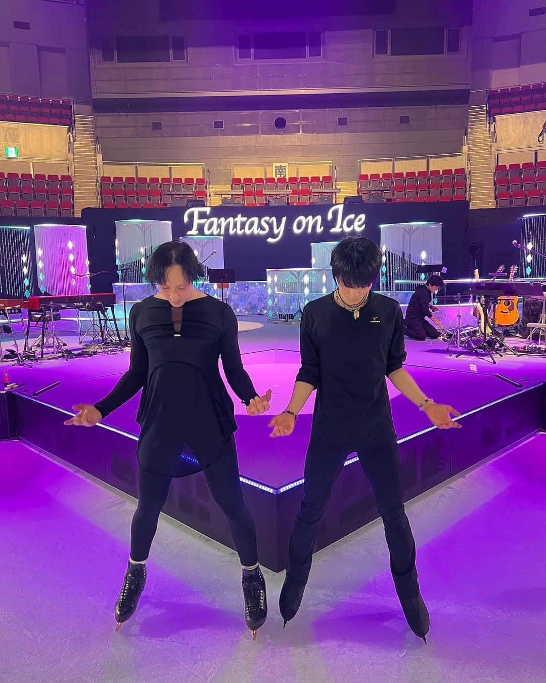 ジョニー・ウィアーさんのインスタグラム写真 - (ジョニー・ウィアーInstagram)「22.6.2023 Otoñal posing with one of my hero’s.  #fantasyonice #faoi #yuzuruhanyu #figureskating」6月22日 20時36分 - johnnygweir