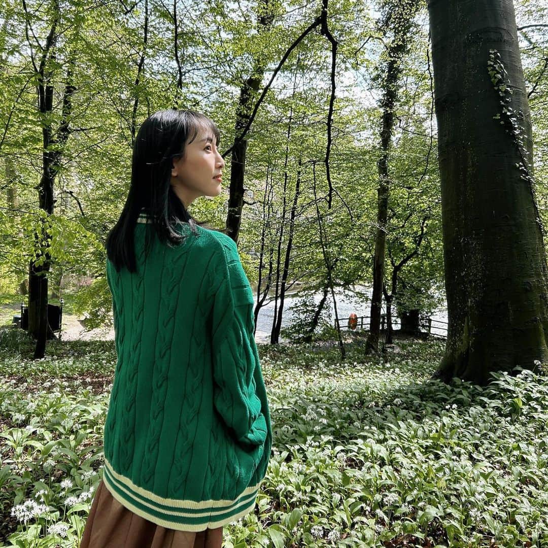 松井玲奈のインスタグラム：「イギリスロケは移動の毎日。緑の多い場所へもたくさん行きました。 ここは不思議な現象が起こる場所でした！何かは放送をお楽しみに！ #ふしぎ発見」