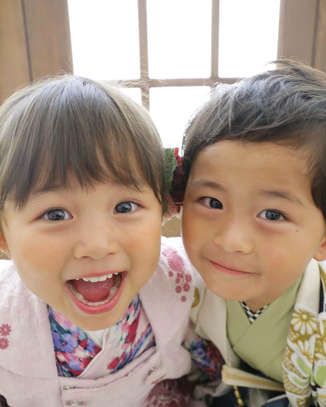 のインスタグラム：「2人ならではの表情が可愛いですね👧🏻👦🏻💓 ・ photographer：Hashimoto ・ ・ ・ #スタジオキャラット #アリオ西新井 #西新井 #キャラット #写真館 #スタジオ #足立区 #フォトスタジオ #足立区フォトスタジオ #かわいい #753photo #753 #着物 #着物コーディネート #前撮り #スタジオ撮影 #ig_kids #ig_kidsJapan #成長記録 #こどもと暮らす #笑顔が人を幸せにする  撮影・見学・ご相談等のご予約は随時承っております。 皆様のご来店を心よりお待ちしております🙇‍♂️」