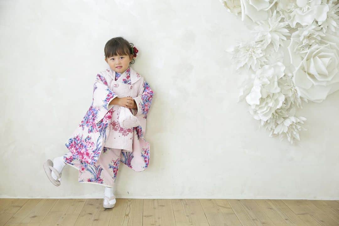 のインスタグラム：「3歳ちゃんならではの表情が可愛いですね👧🏻💓 ・ photographer：Hashimoto ・ ・ ・ #スタジオキャラット #アリオ西新井 #西新井 #キャラット #写真館 #スタジオ #足立区 #フォトスタジオ #足立区フォトスタジオ #かわいい #753photo #753 #着物 #着物コーディネート #前撮り #スタジオ撮影 #ig_kids #ig_kidsJapan #成長記録 #こどもと暮らす #笑顔が人を幸せにする  撮影・見学・ご相談等のご予約は随時承っております。 皆様のご来店を心よりお待ちしております🙇‍♂️」