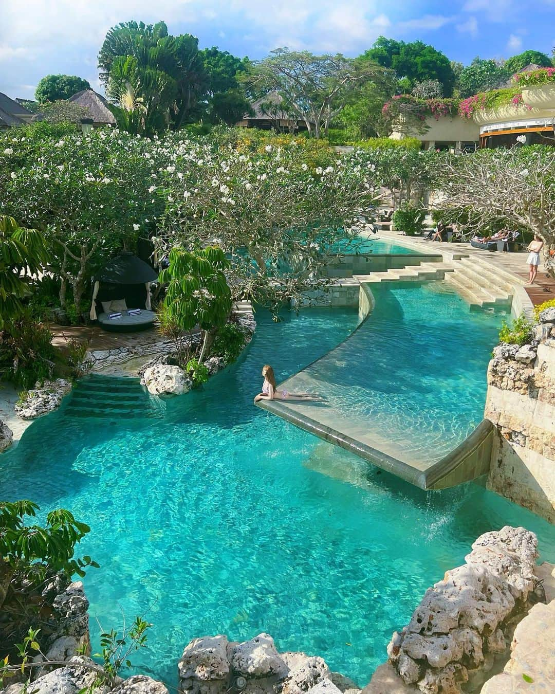 RIKAのインスタグラム：「. . . AYANA Resort and Spa BALI🌴✨ . 東京ドーム18個分でプールもビーチ🏖️もあるから ホテルでゆっくり過ごせた🐬🩵🤍 . . #bali#balitrip#baliindonesia#balilife#ayanaresort#anaya#anayaviva#travel#instalove#instagood#l4l#l4like#l4ls#バリ島#バリ#バリ島旅行#アヤナリゾート#アヤナリゾートアンドスパバリ#海外#海外旅行#インドネシア#旅行」