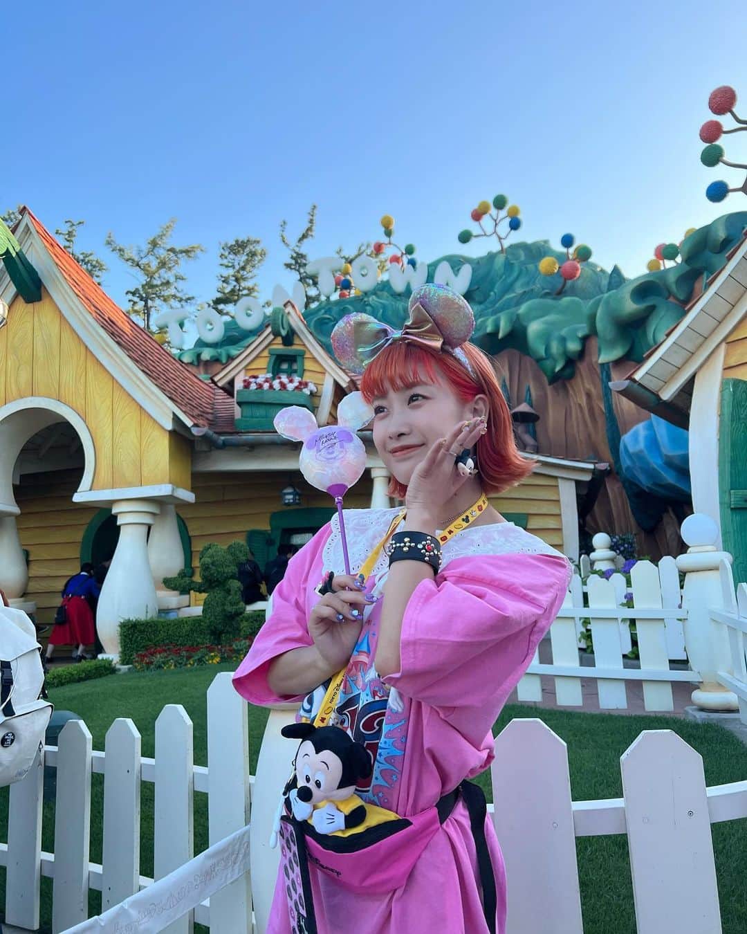 HANAのインスタグラム：「🎀🩷💒💘🧠💞  だいすきなみんなとのディズニーは たのしすぎて楽しすぎて幸せいっぱいだった🤤♡  みんなとの写真もいっぱい載せたいのあるーっ！！！！🧠💞  パレード見て号泣中の私を最後に添えてっ😂🙋笑  ほんとに私のパワースポット🏰🔥  . . .  #ディズニー #Disney #ディズニーランド #ハイトーンカラー #ピンクコーデ #ootd #오오티디 #ミッキー #海外ガール  #mickey #mickeymouse #ディズニー40周年 #ディズニーコーデ #海外ファッション #海外ファッションコーデ」